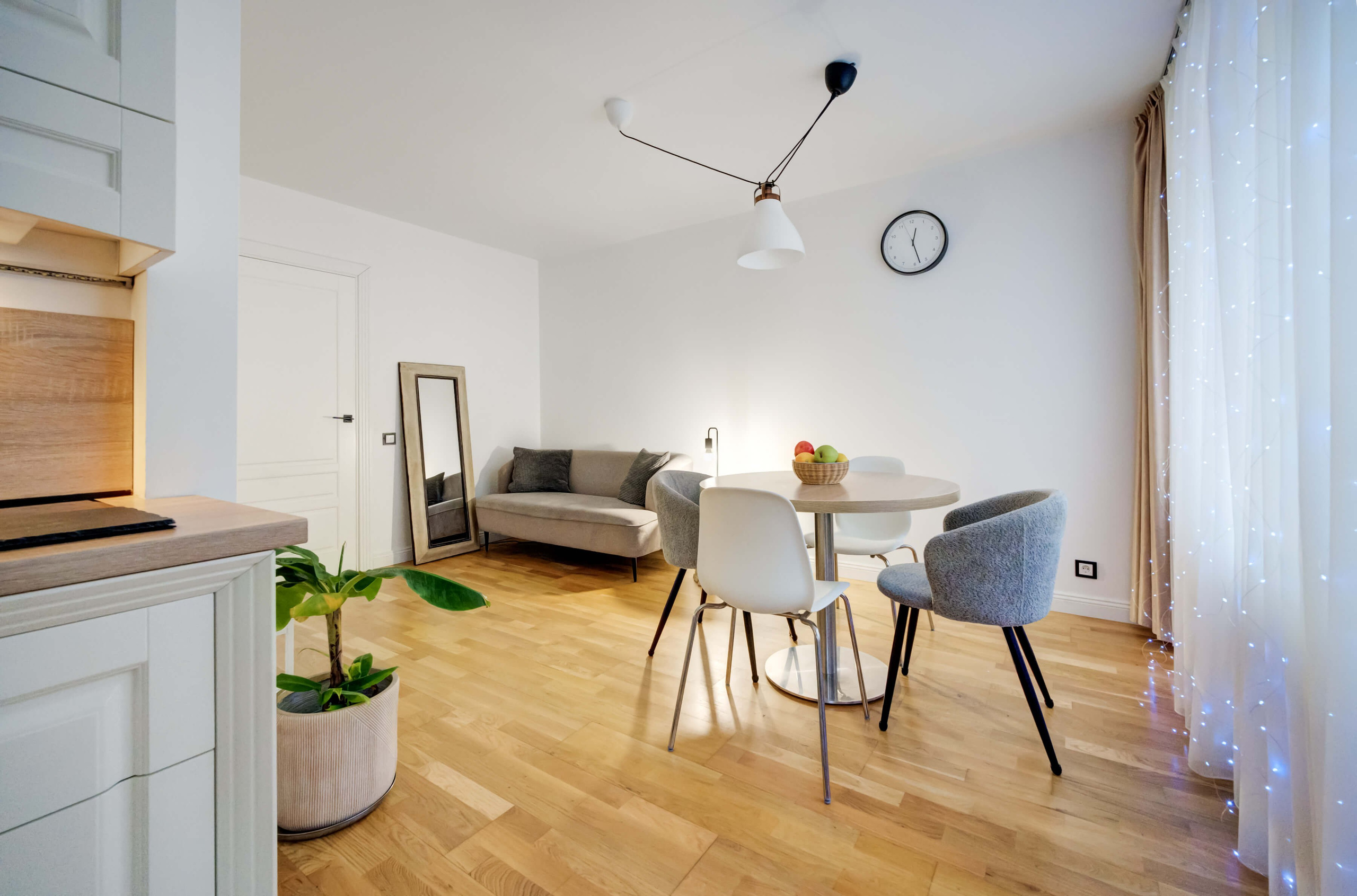 Virtuvė-svetainė iš arti: stalas laukia draugų, o sofa – tingių vakarų.