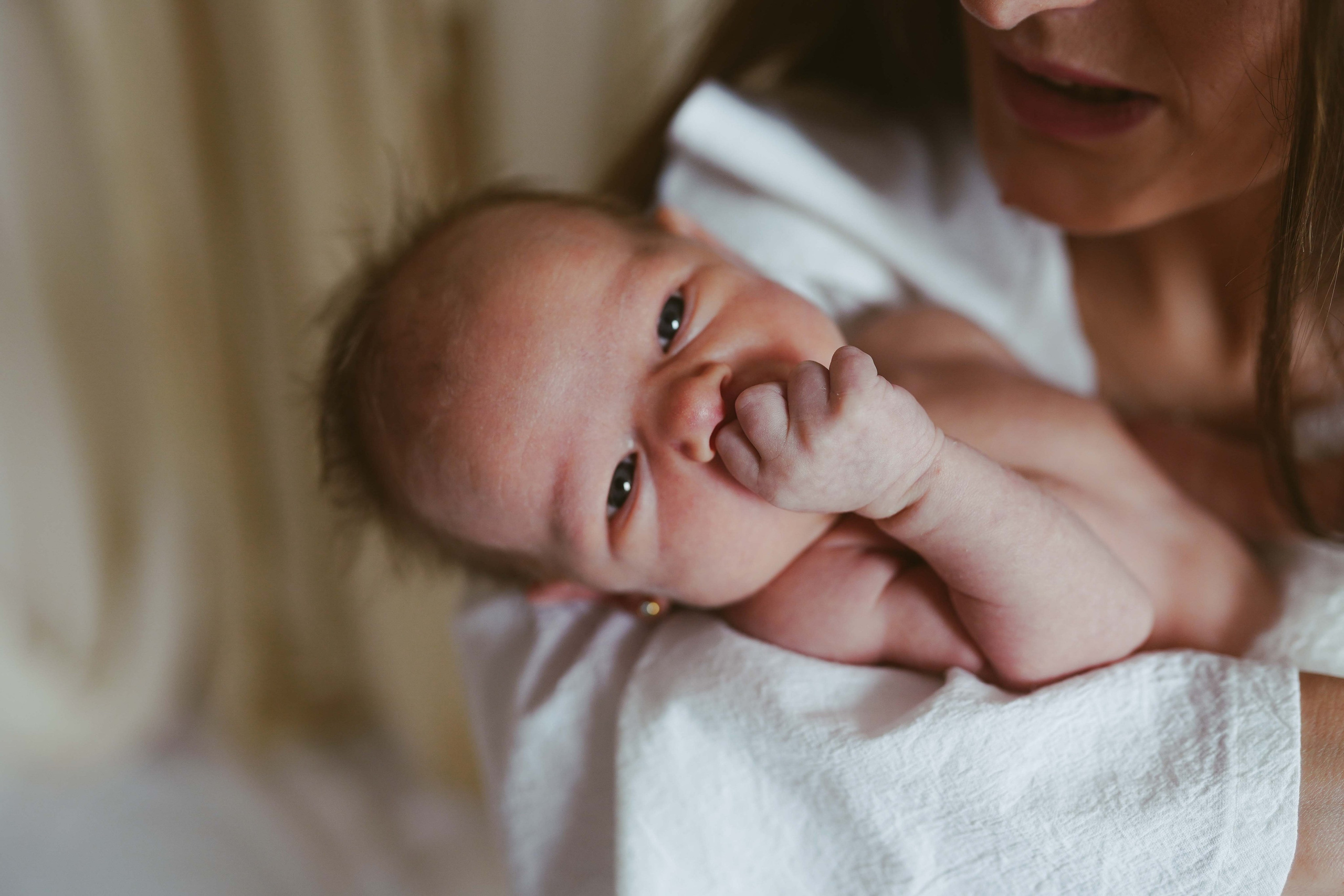 Inspira sesiune foto nou-nascut. Madalina Beda- Artist vizual, fotograf, doula la nastere, consultant babywearing Brasov si in toata tara