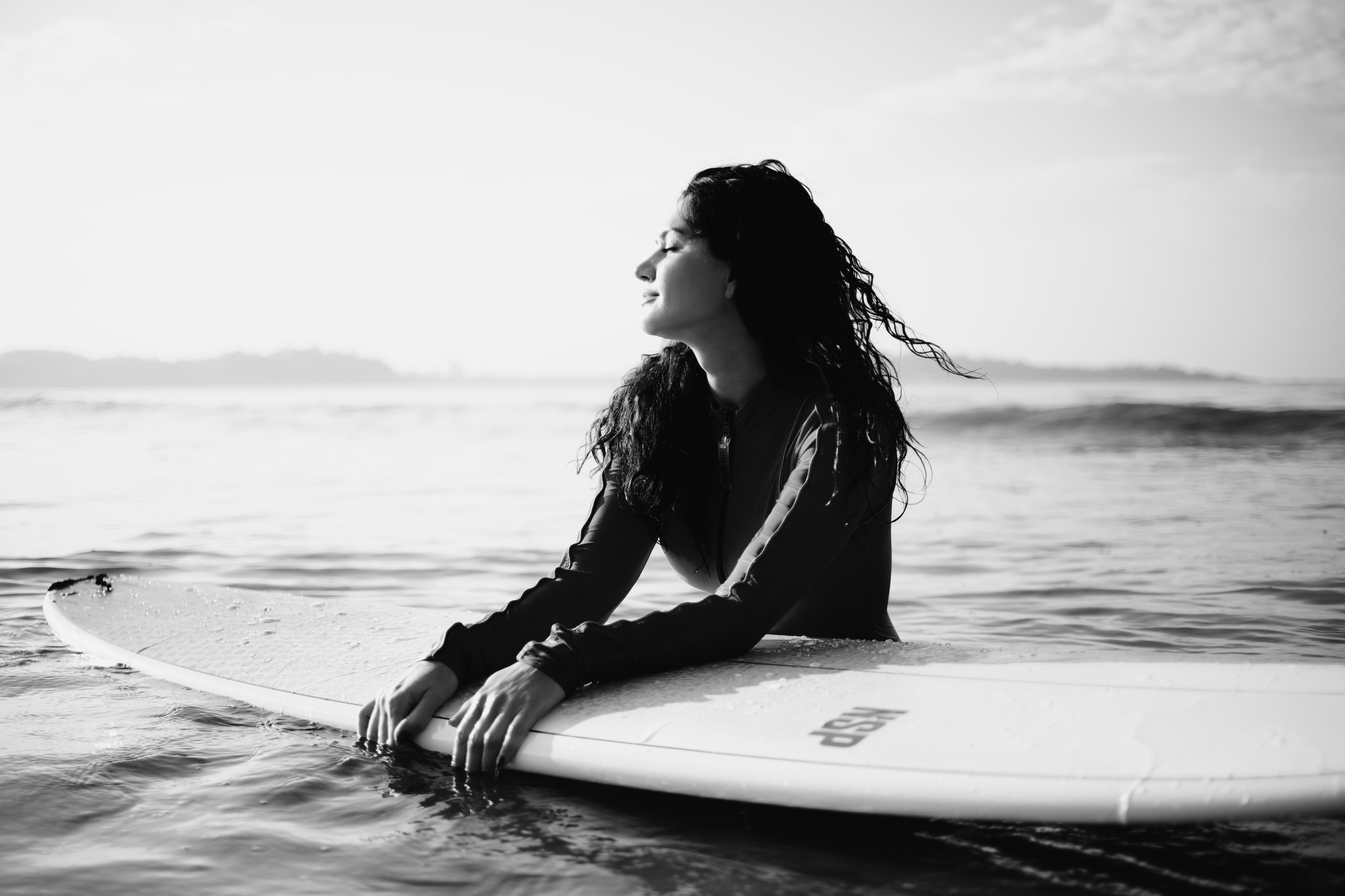 Photoshoot with a surfboard | BW
