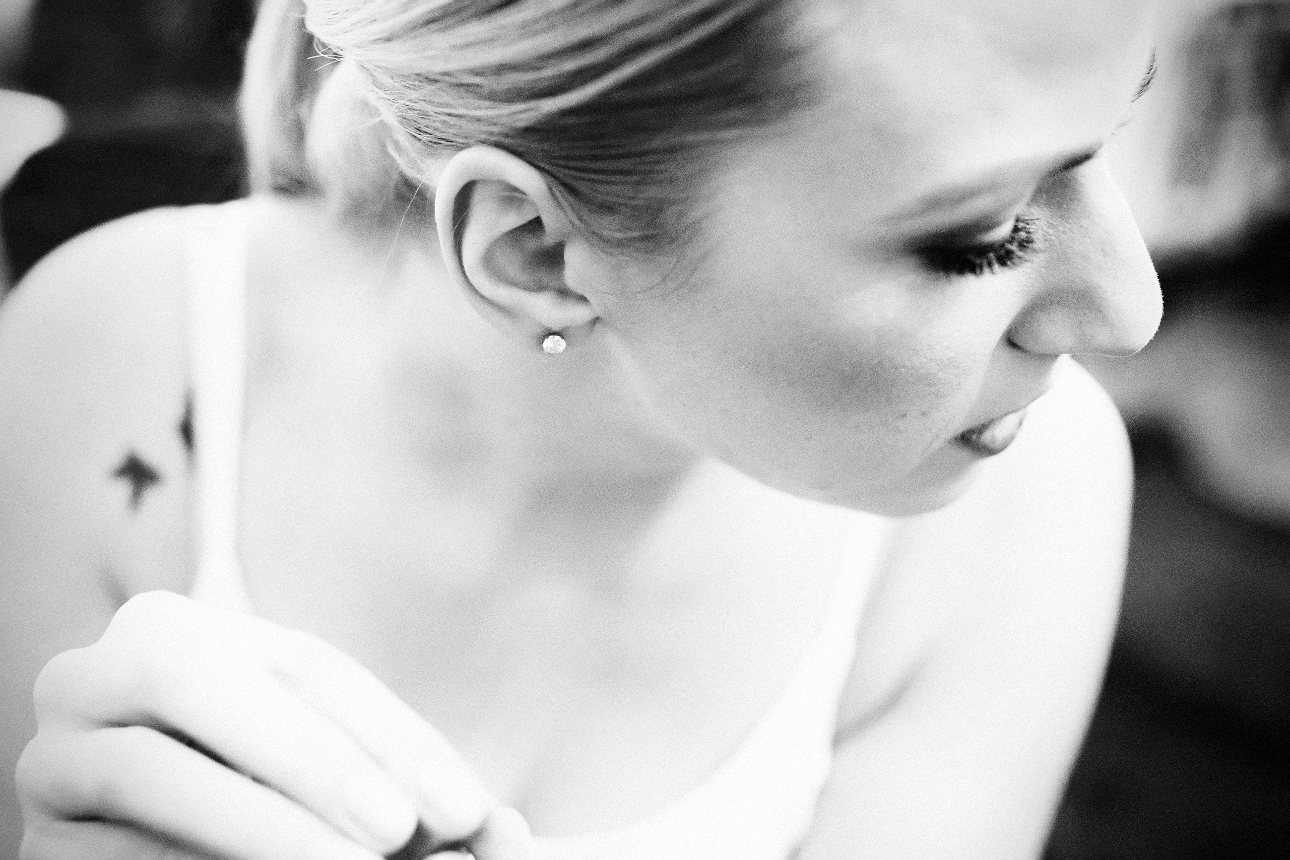 Vestuvių fotosesija, pasiruošimas, Vestuvių pasiruošimo fotografavimas. Vestuvių fotografas Vilnius Trakai kaina vestuvių fotografavimas fotografė personal.lt photogrpahy kainos jaunoji jaunikis nuotaka santuoka vestuvės, profesionali natūrali meninė reportažinė klasikinė fotosesija