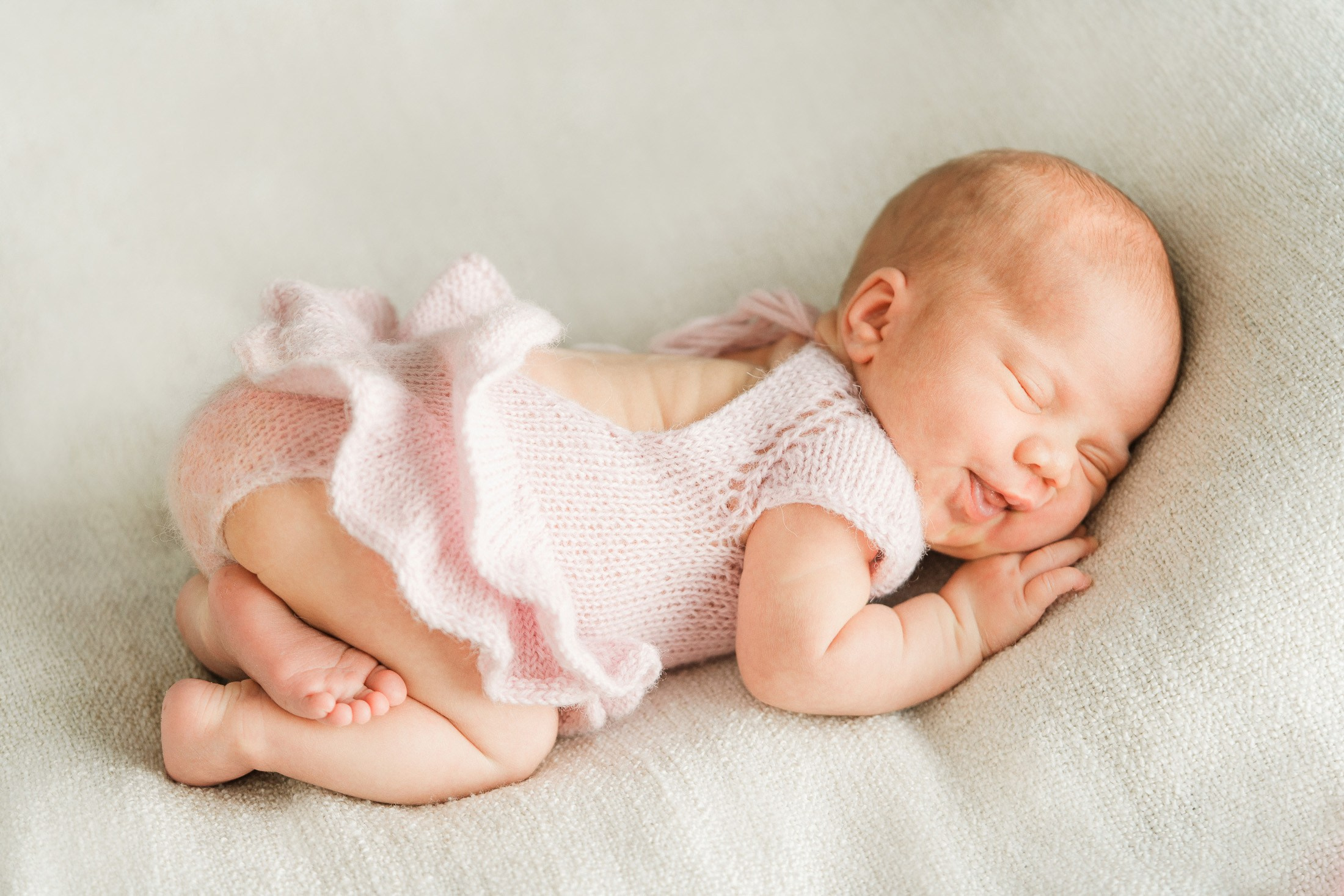 Kauniit kuvat vastasyntyneestä tyttövauvasta Helsingissä | Studio Happy Moment