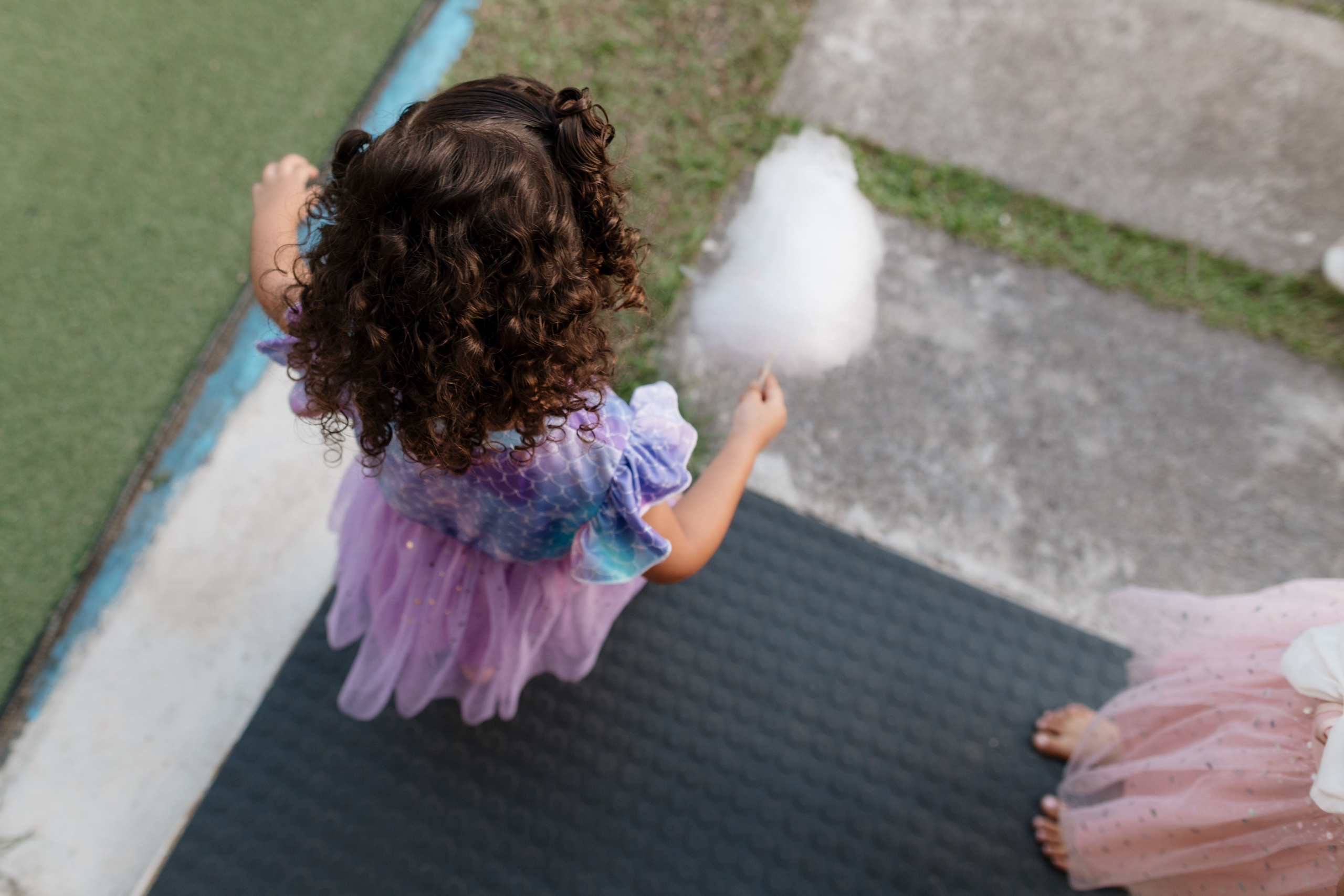 Crianças correndo e brincando na festa