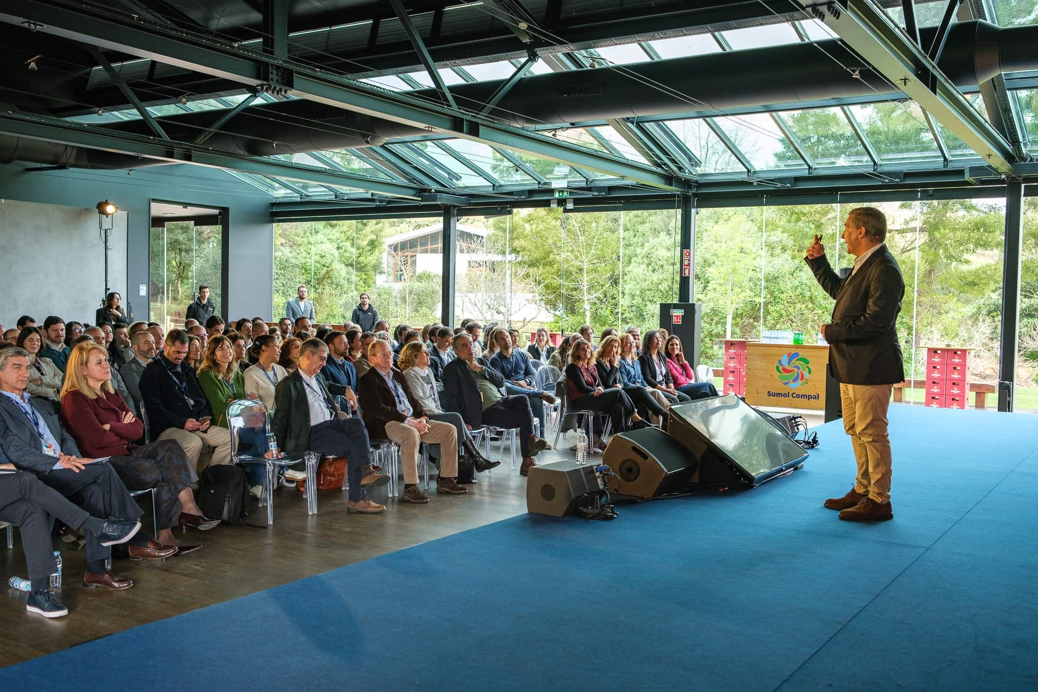 evento corporativo com orador e plateia