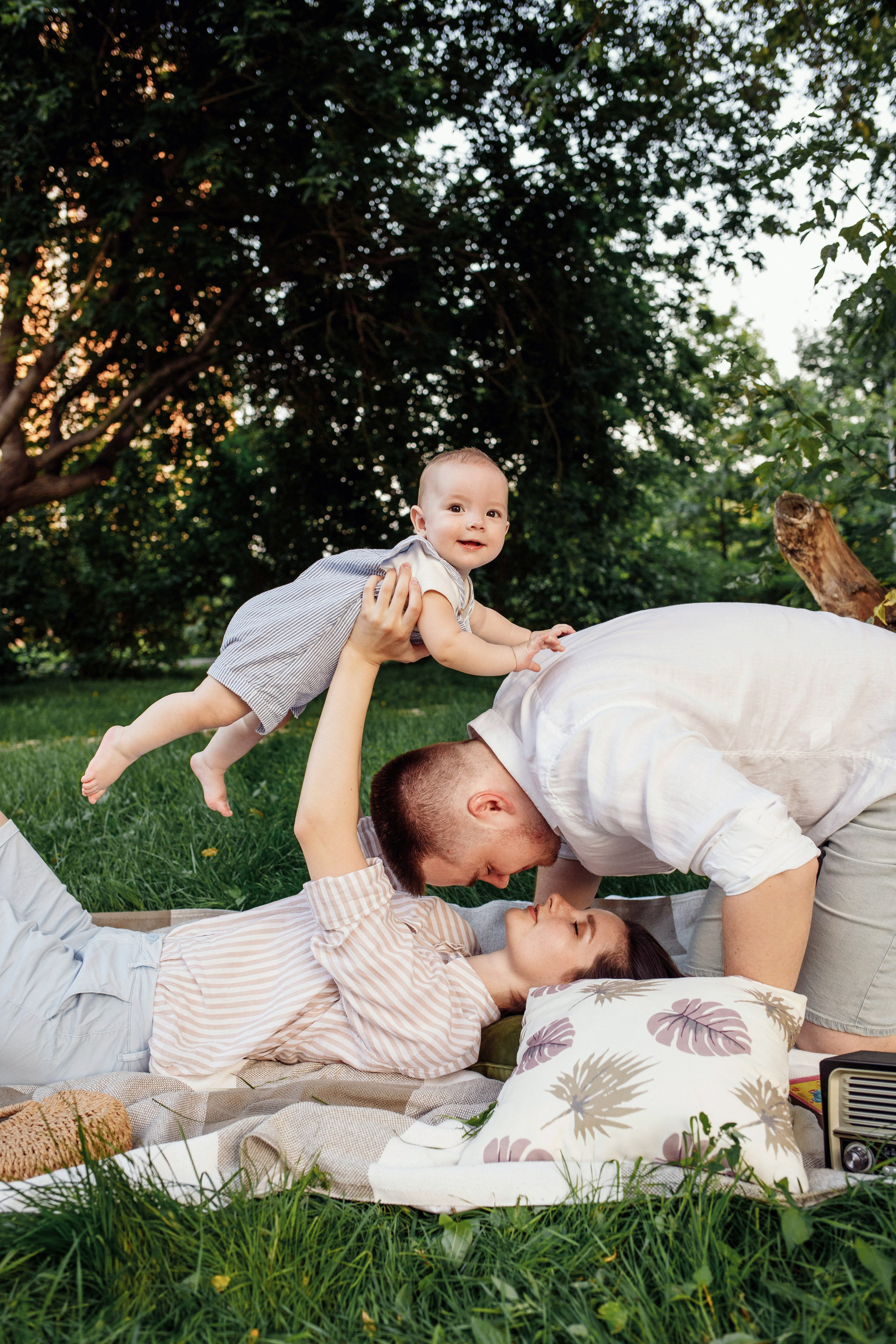 Adorable baby portraits capturing curiosity and first smiles in a natural home setting. Alisa Tant — Family and newborn photographer Bucks County, Montgomery county, Philadelphia, NJ