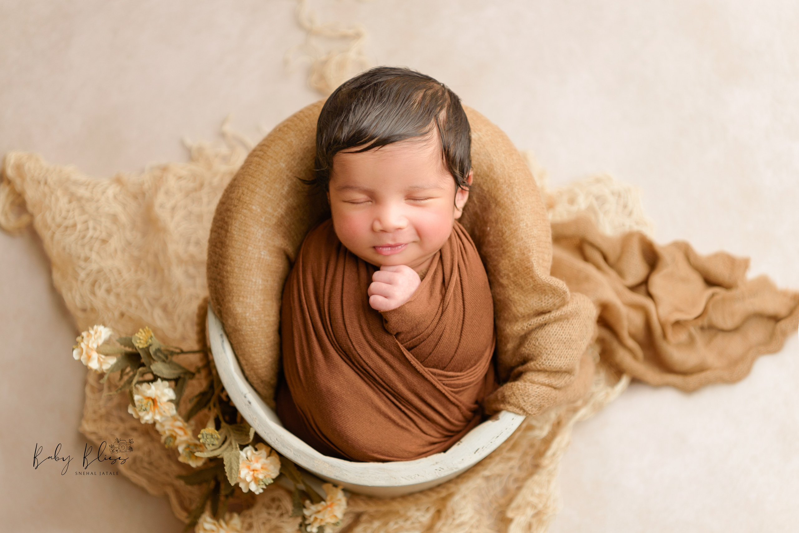 Best newborn photographer in Doha, Qatar. Best infant photoshoot in Doha, Qatar. Newborn photo session in Doha Qatar, baby, sitter, cake smash, pre-birthday, maternity, family photographer in Doha, Qatar