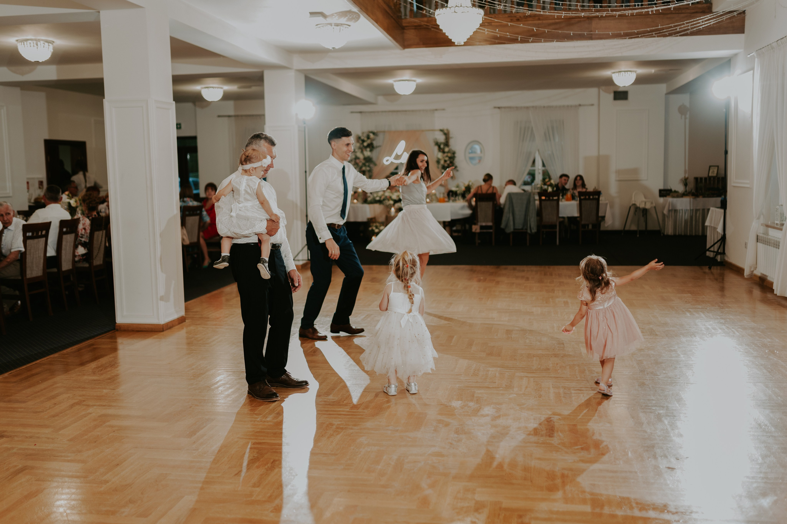 Dwór Wierzbno: plenerowy ślub pod wierzbą. Karkowskafoto - fotografia miłości