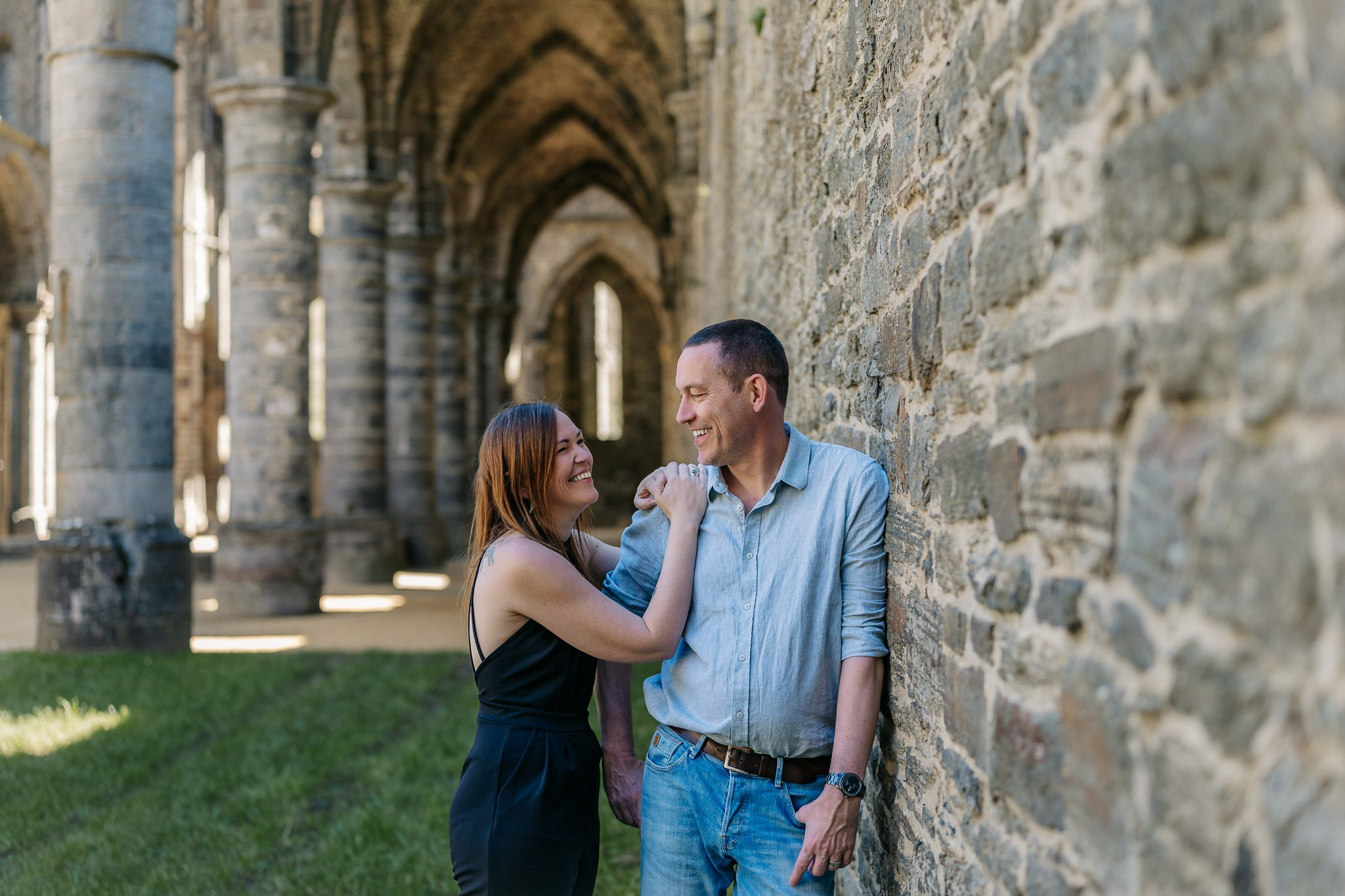 Tijdloze loveshoot in de Abdij van Villers-la-Ville met natuurlijk licht - Kapture Fotografie