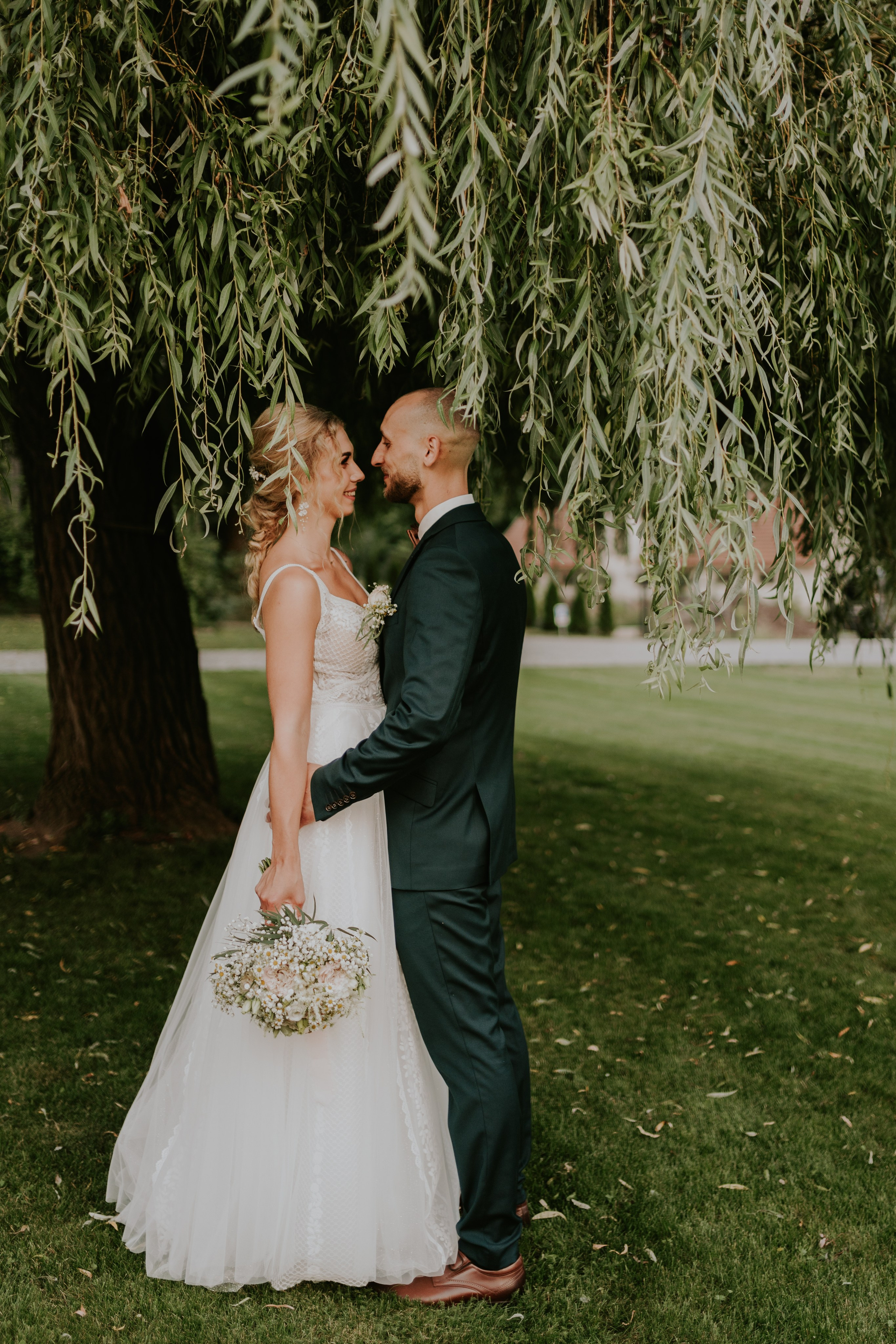 Dwór Wierzbno: plenerowy ślub pod wierzbą. Karkowskafoto - fotografia miłości