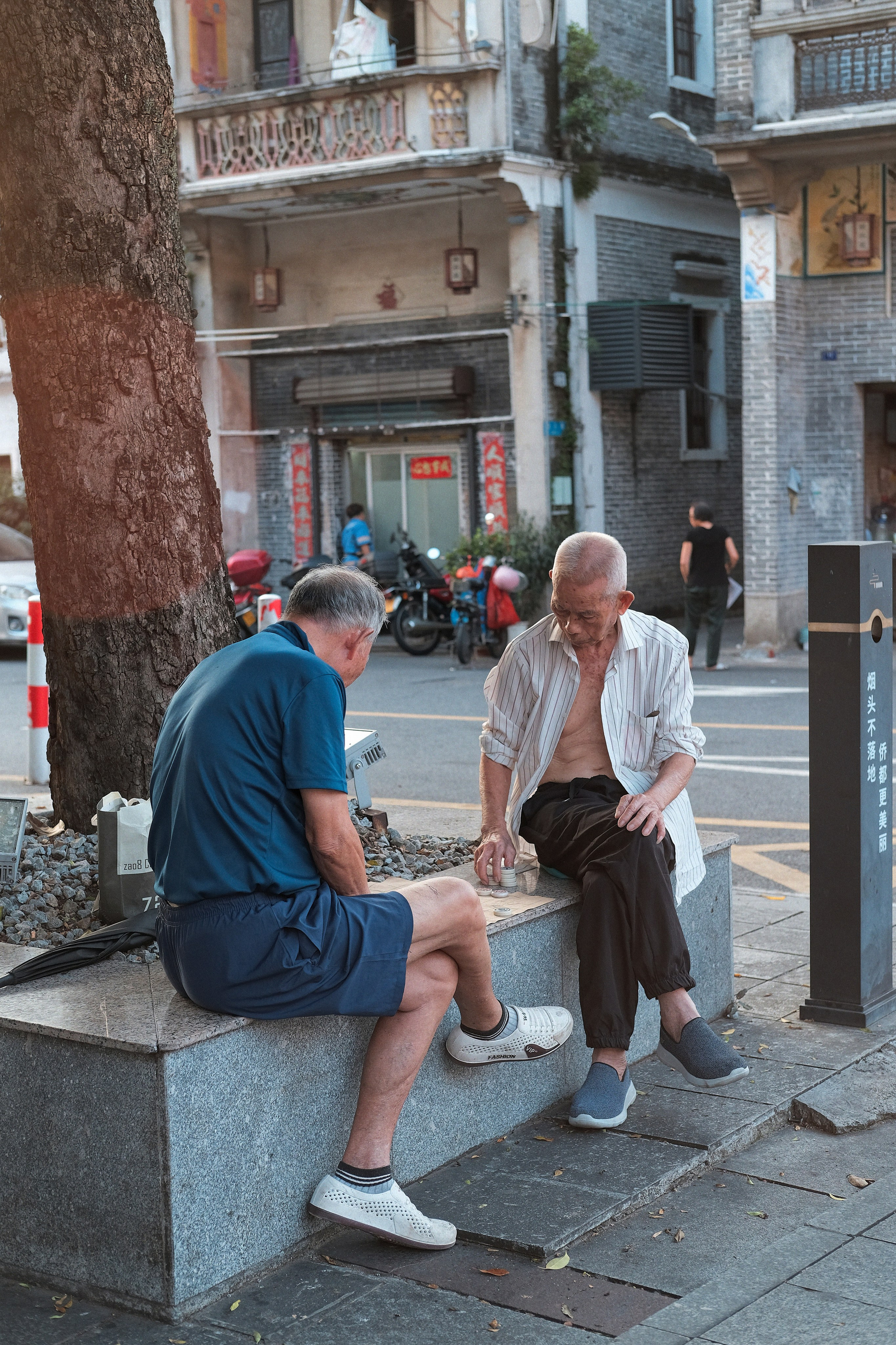 Play Chinese Chess on Street
