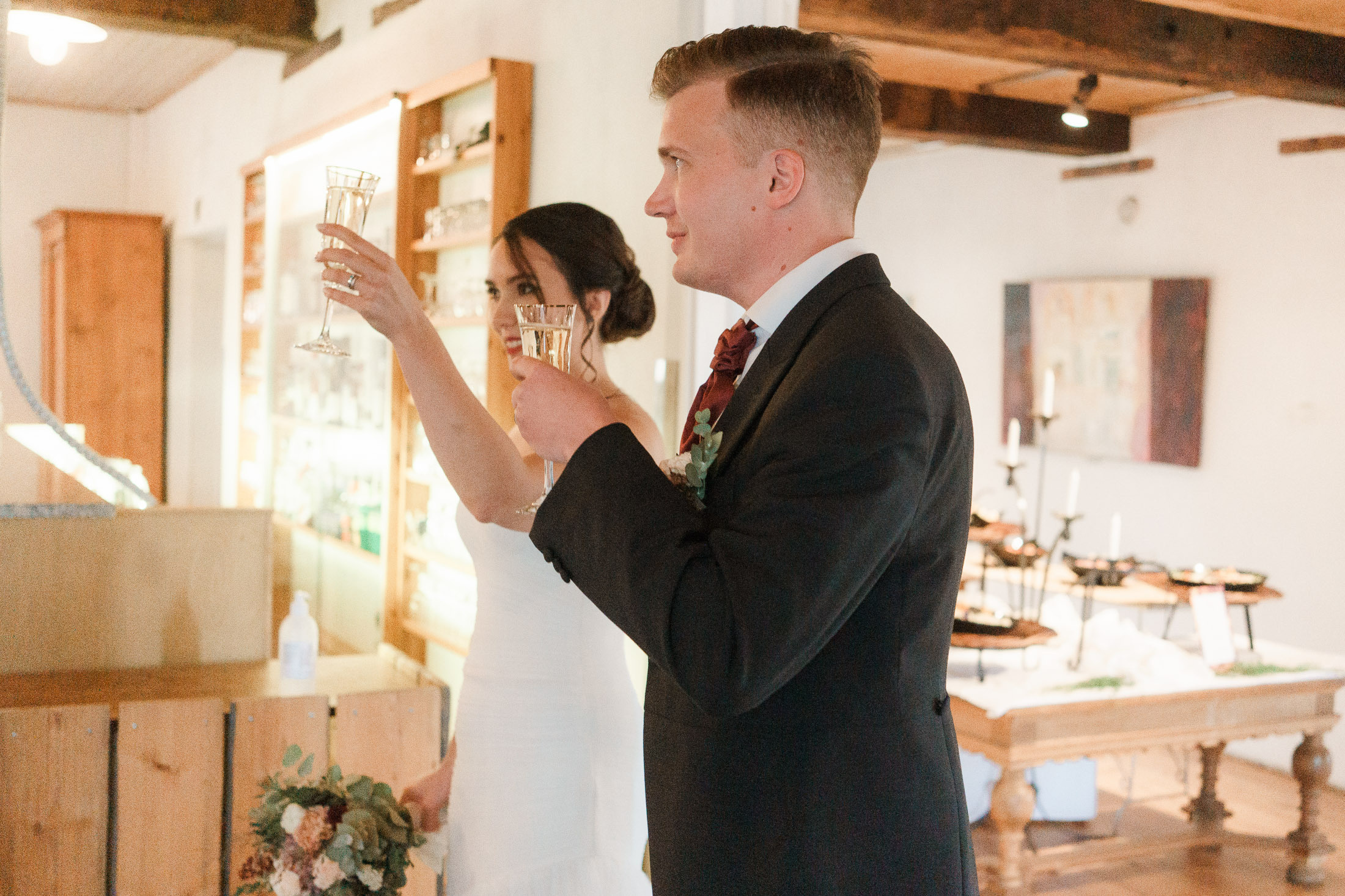 Häät Kiialan Kartanossa: Romanttinen Vihkiminen ja Juhla Kiaalan kartanossa, Viinatehtaalla. Hääkuvaus Porvoo