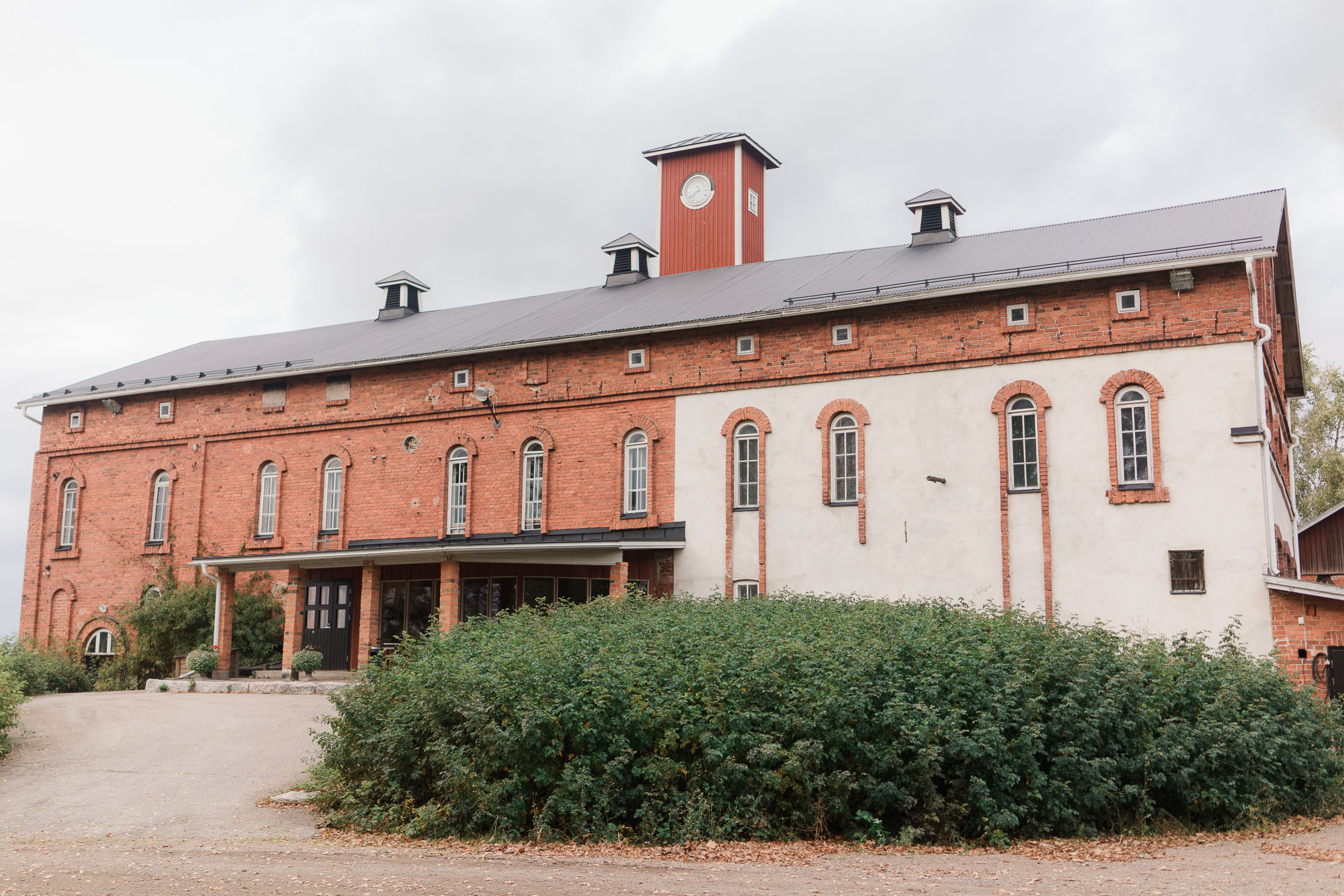 Häät Kiialan Kartanossa: Romanttinen Vihkiminen ja Juhla Kiaalan kartanossa, Viinatehtaalla. Hääkuvaus Porvoo