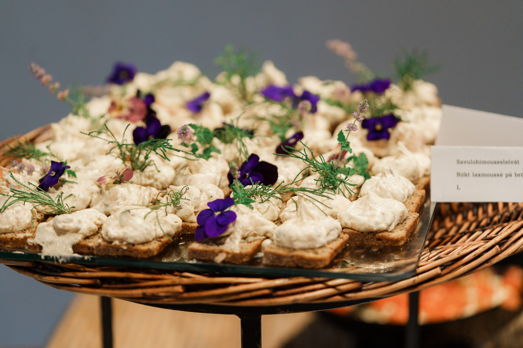 Häät Kiialan Kartanossa: Romanttinen Vihkiminen ja Juhla Kiaalan kartanossa, Viinatehtaalla. Hääkuvaus Porvoo