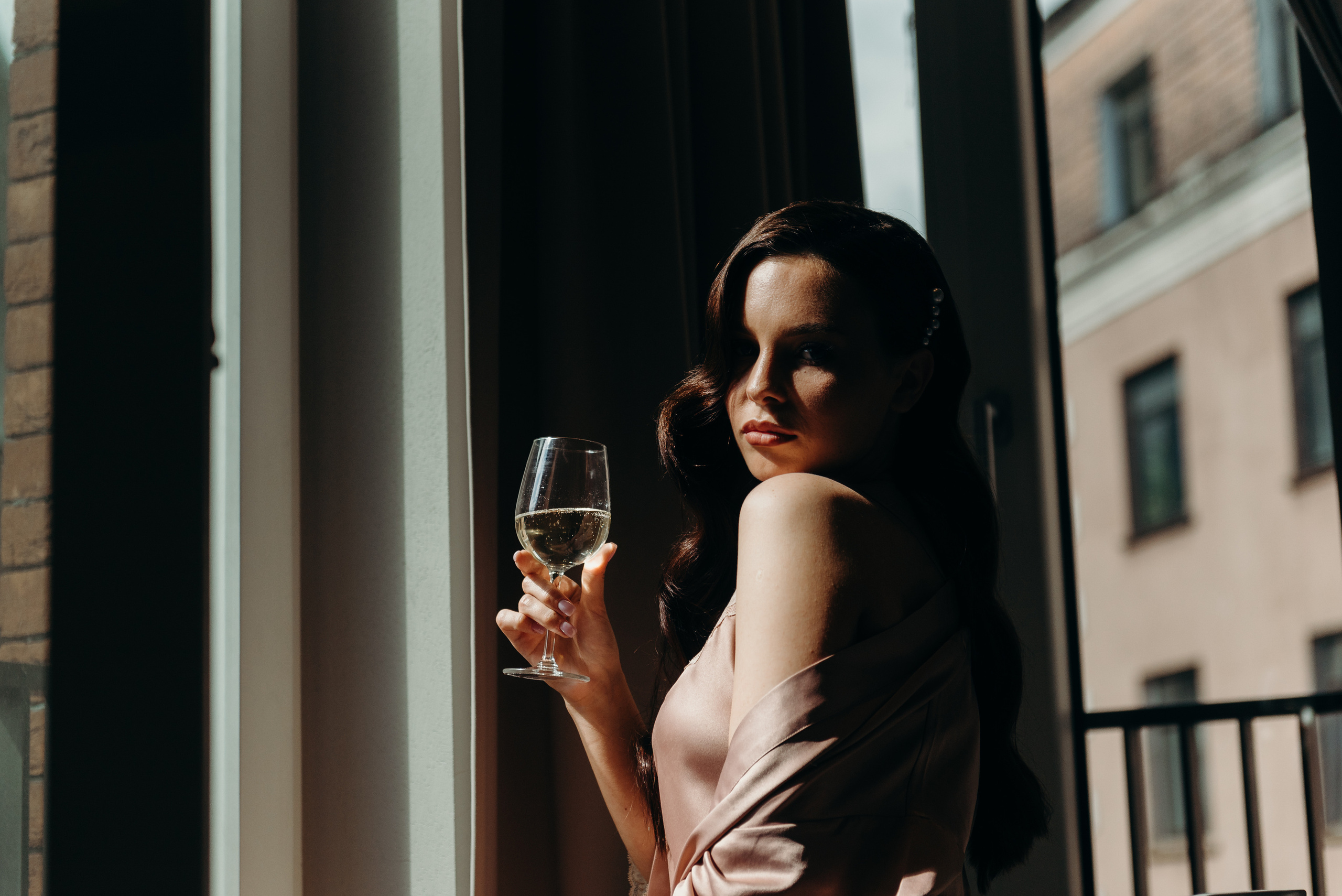 Сборы отеле старой Риги St. Peter's Boutique Hotel на фоне церкви Петра