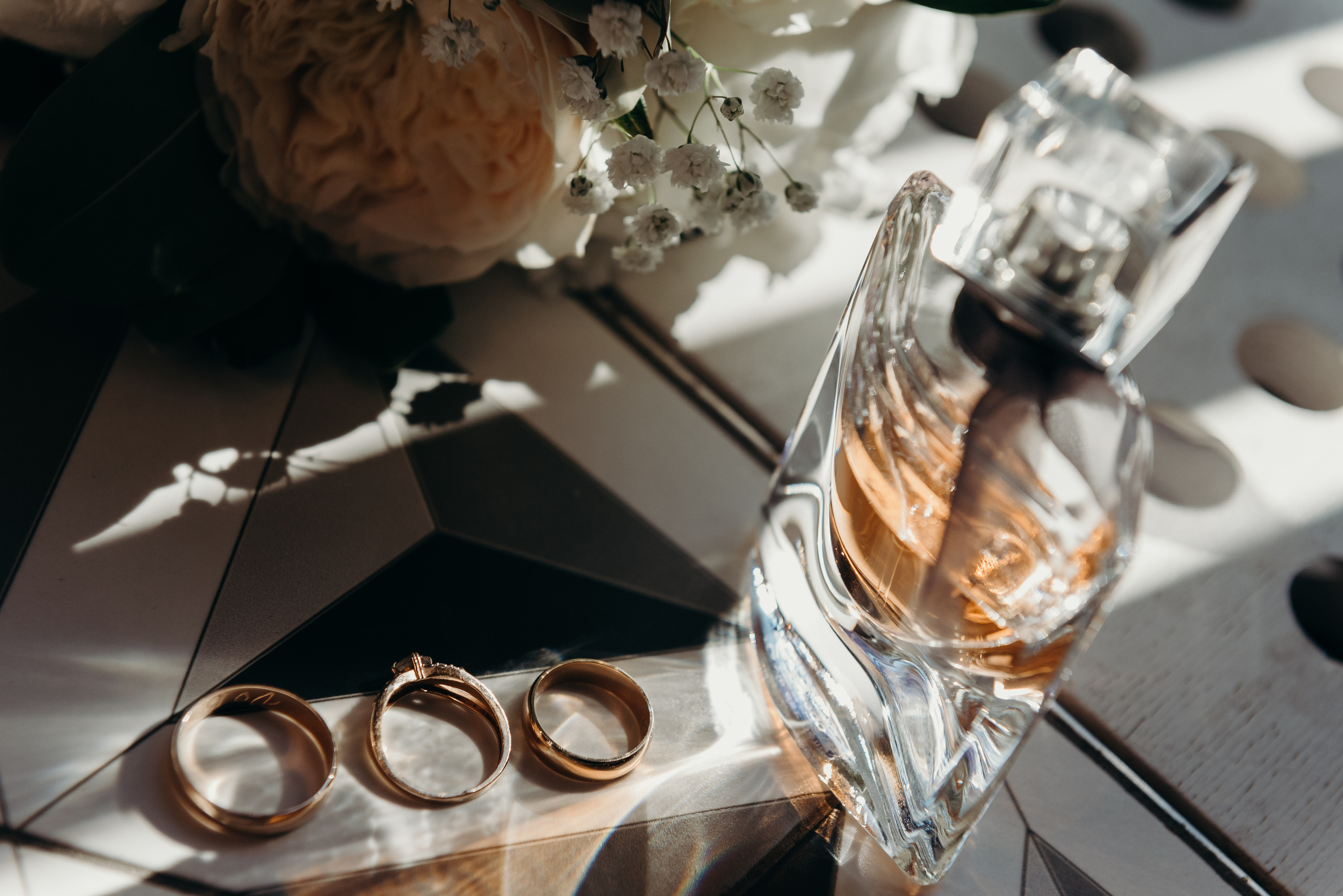 Сборы отеле старой Риги St. Peter's Boutique Hotel на фоне церкви Петра