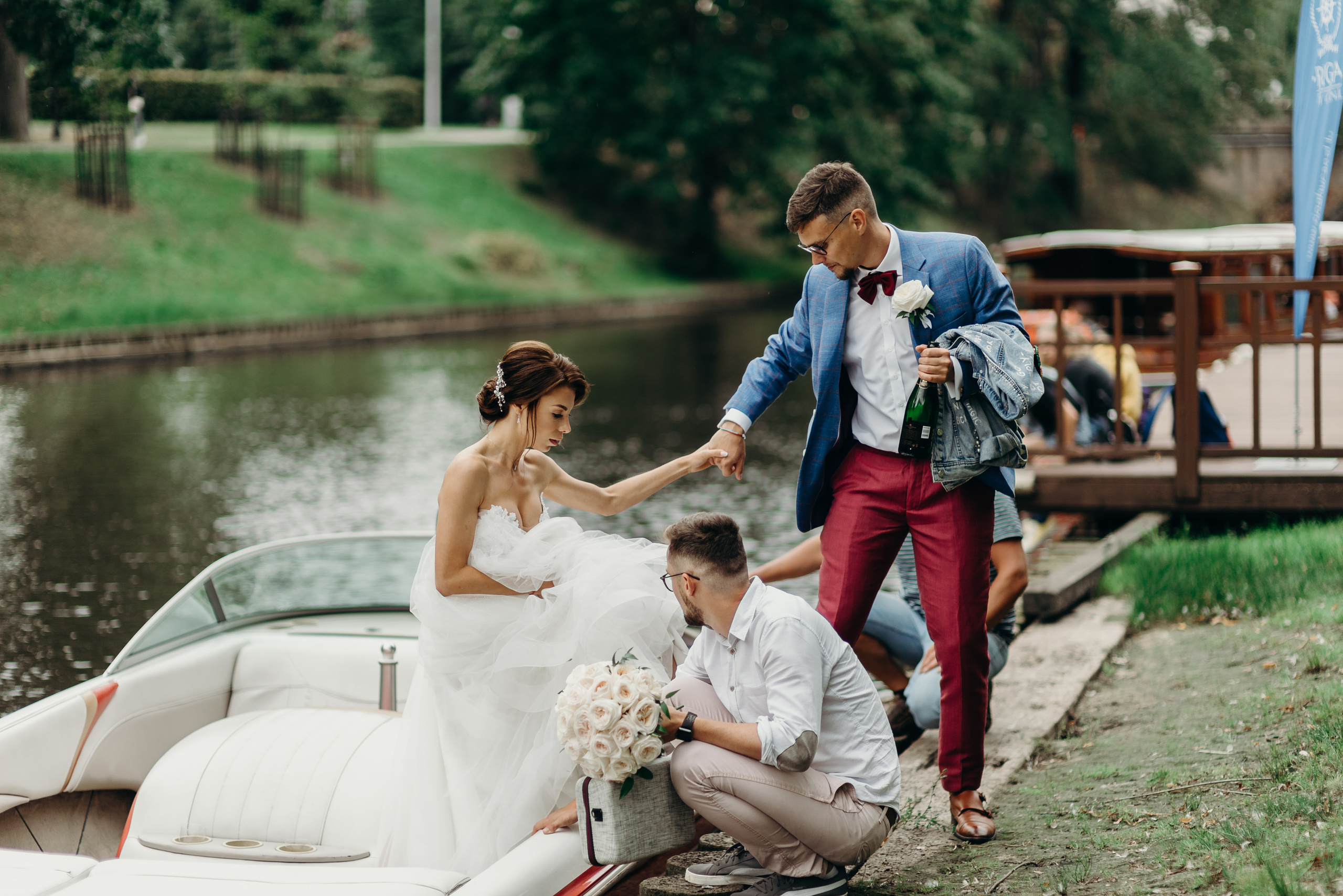 Свадебная фотосессия на катере по каналам в старой Риге