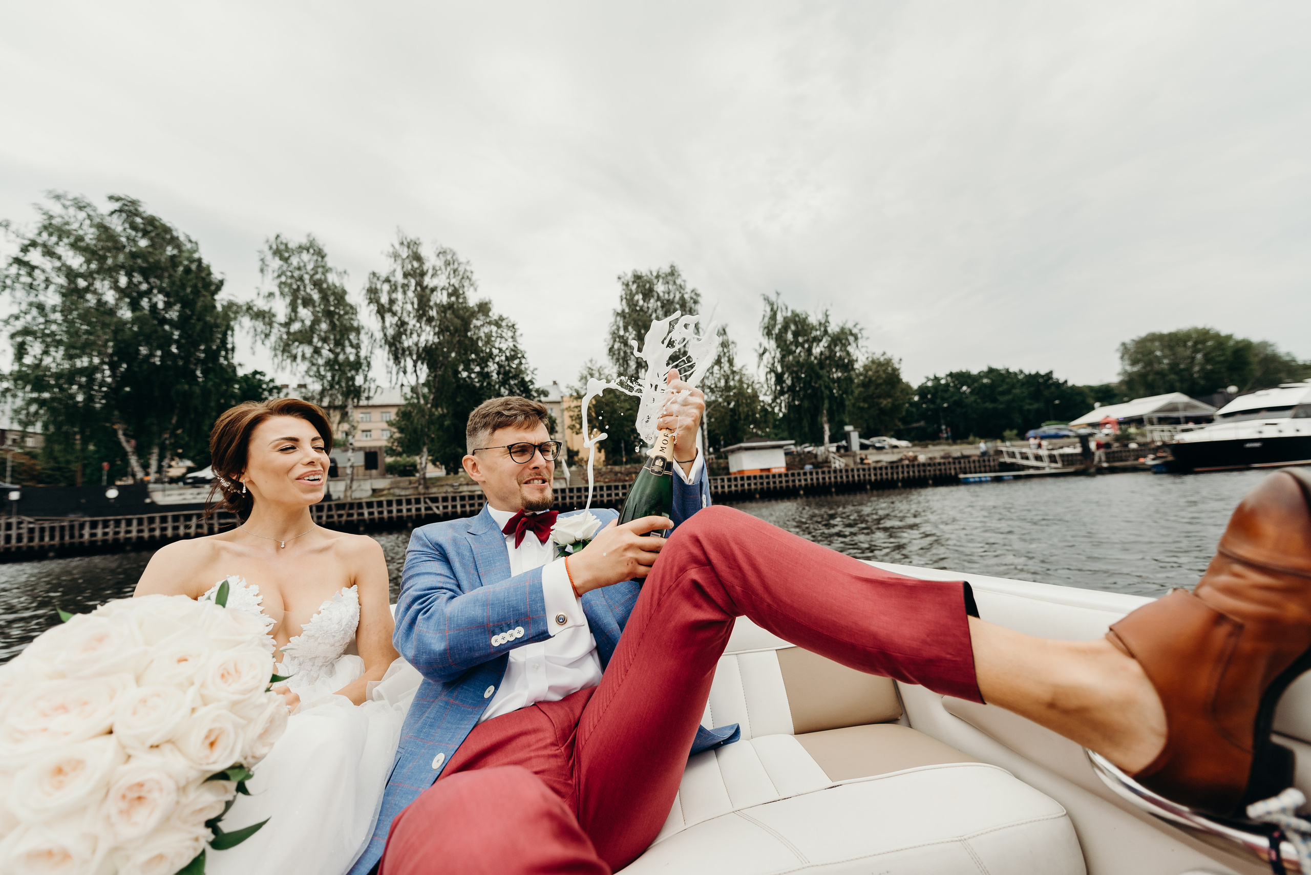 Свадебная фотосессия на катере по каналам в старой Риге