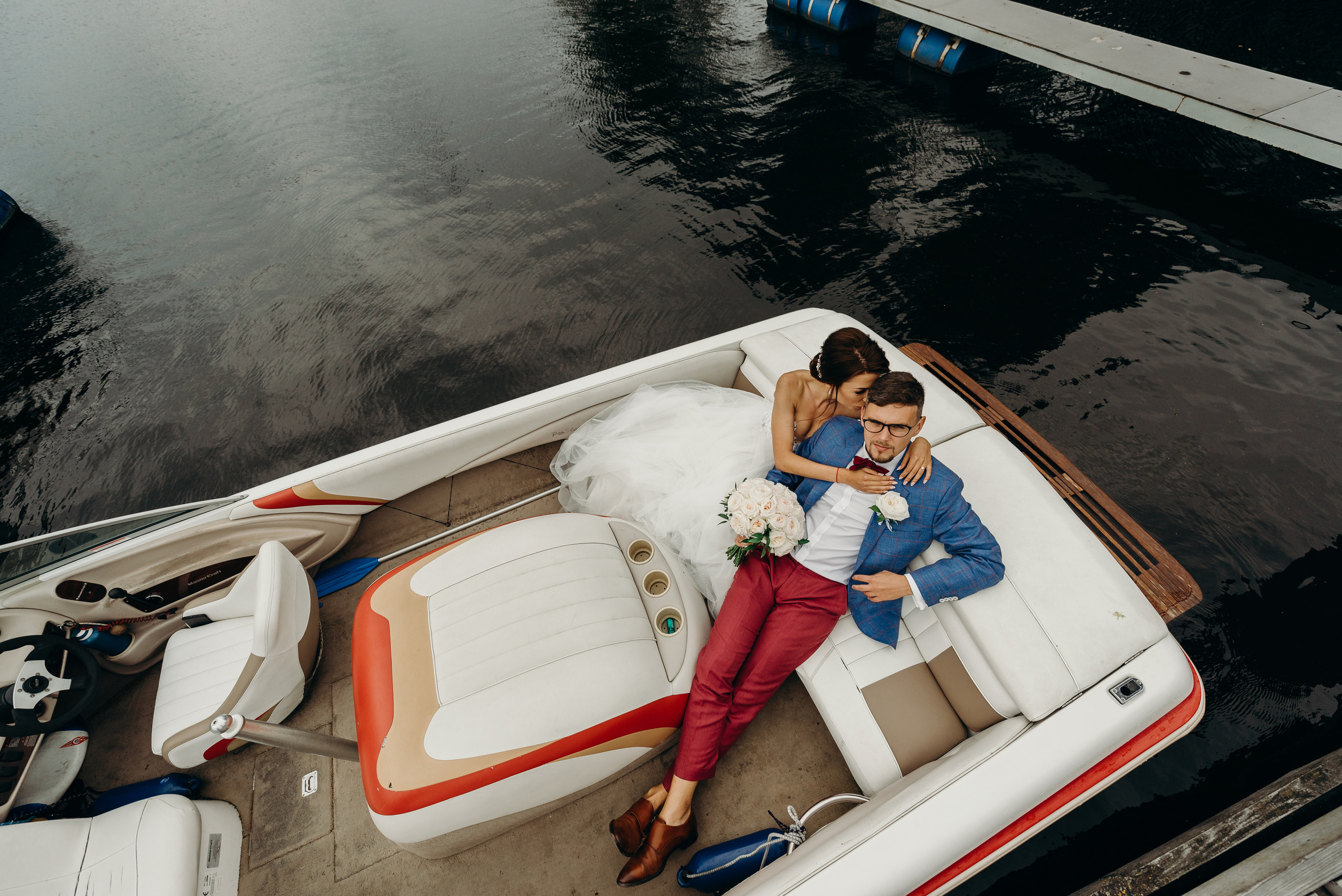Свадебная фотосессия на катере по каналам в старой Риге