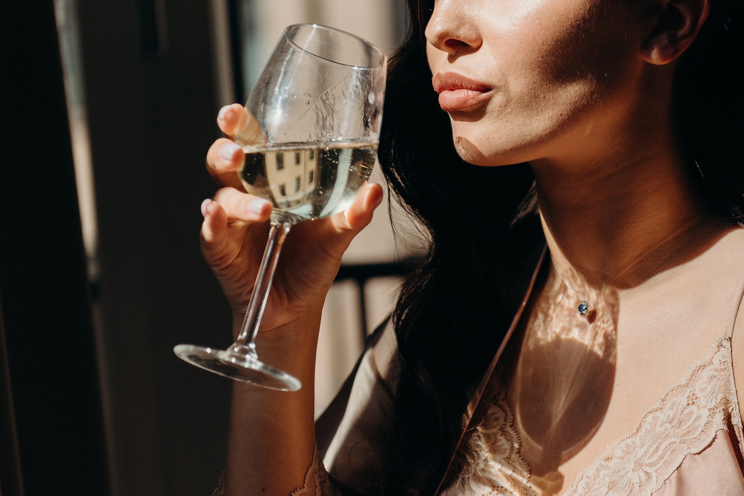 Сборы отеле старой Риги St. Peter's Boutique Hotel на фоне церкви Петра