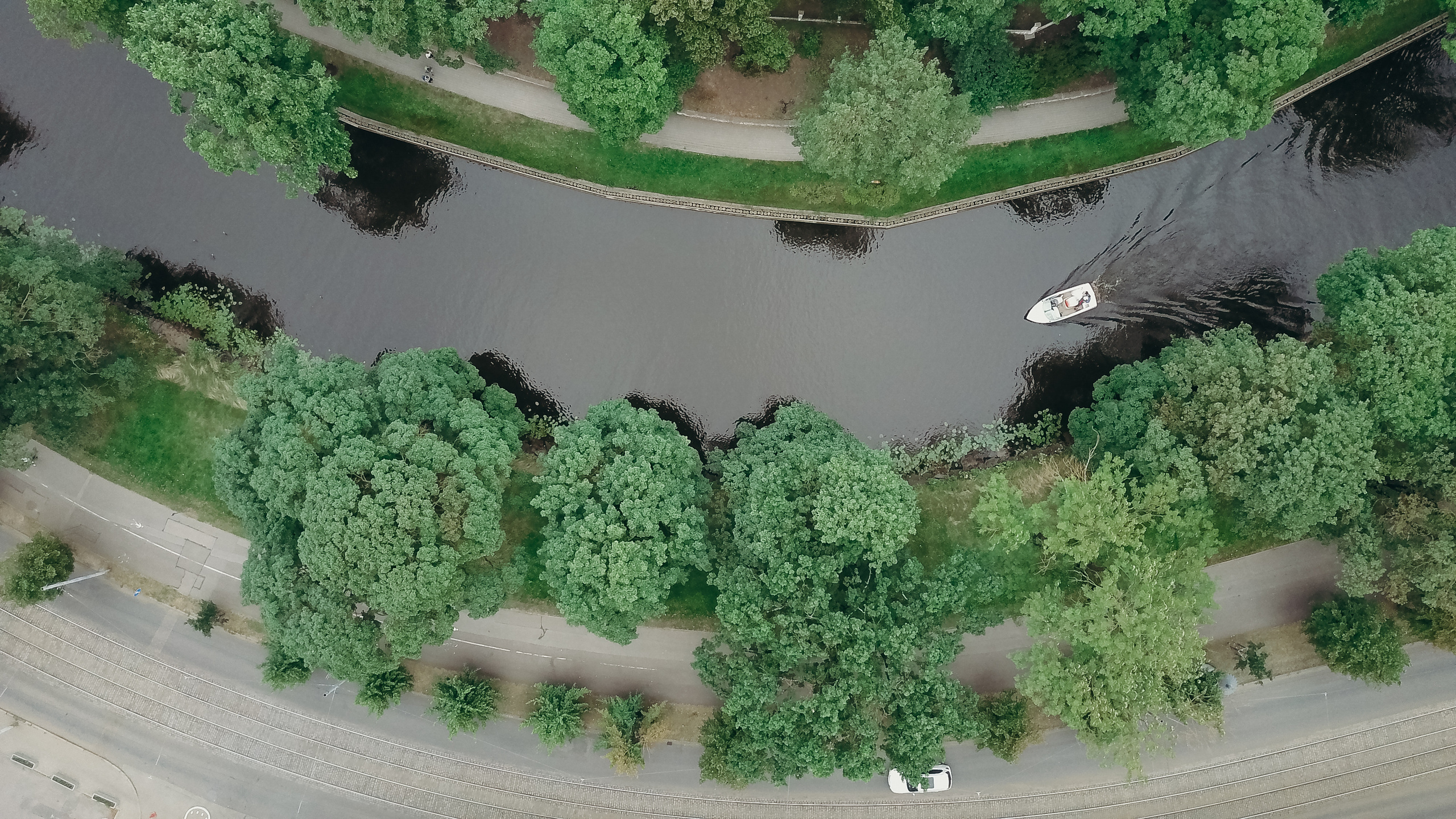Свадебная фотосессия на катере по каналам в старой Риге