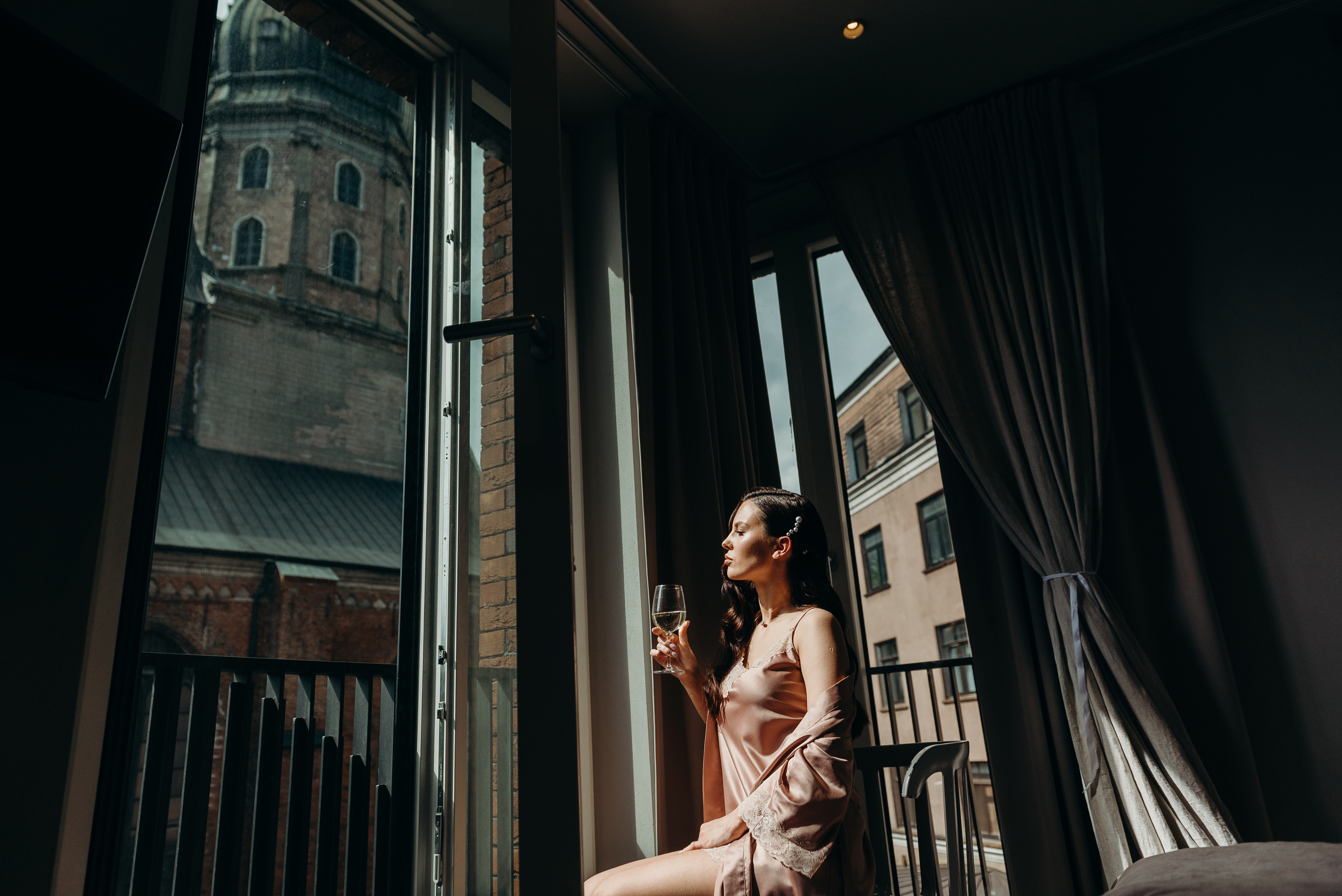 Сборы отеле старой Риги St. Peter's Boutique Hotel на фоне церкви Петра