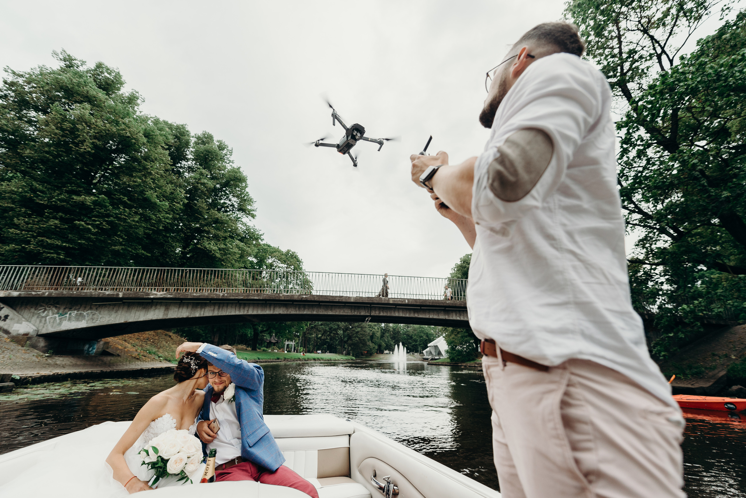 Свадебная фотосессия на катере по каналам в старой Риге
