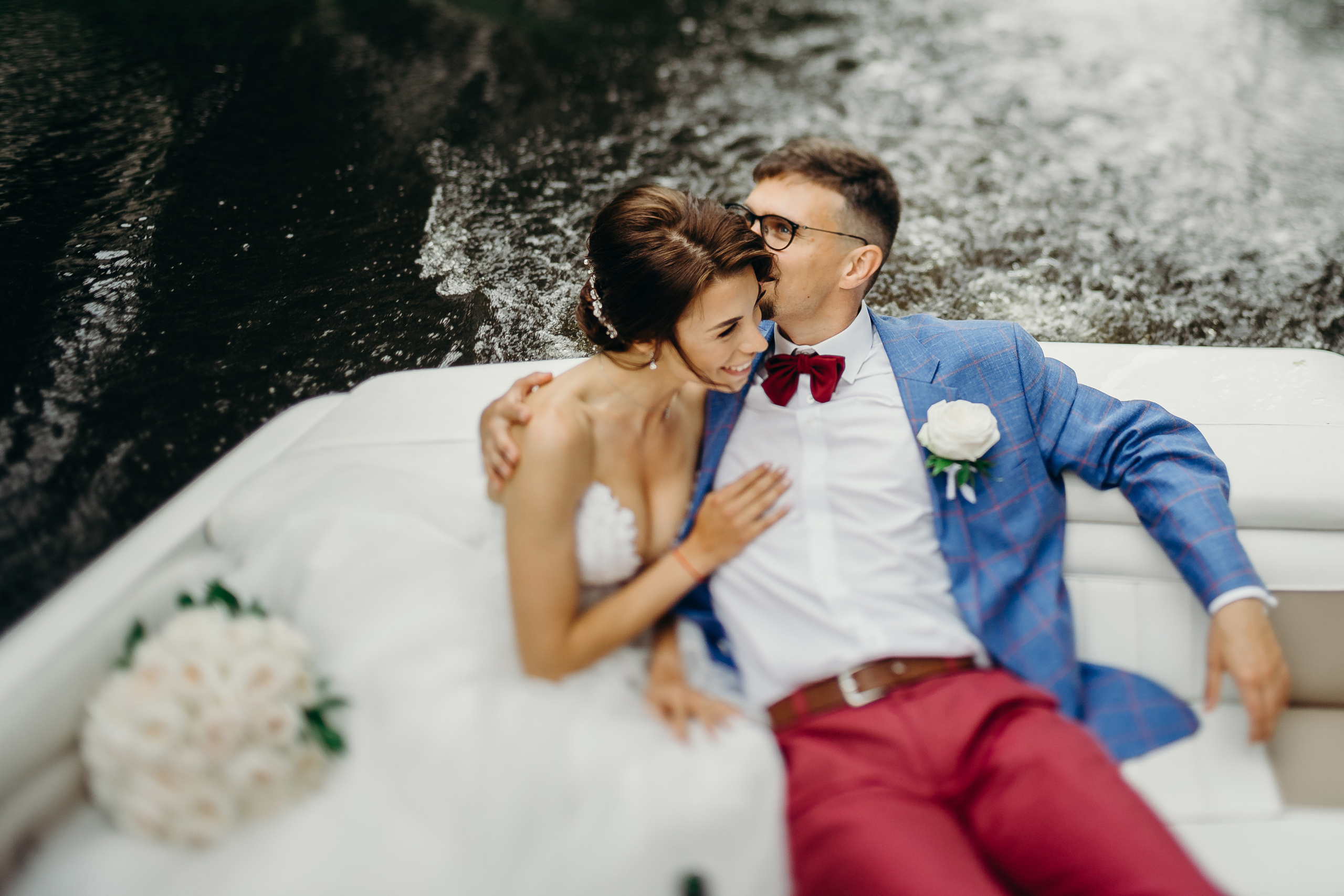 Свадебная фотосессия на катере по каналам в старой Риге