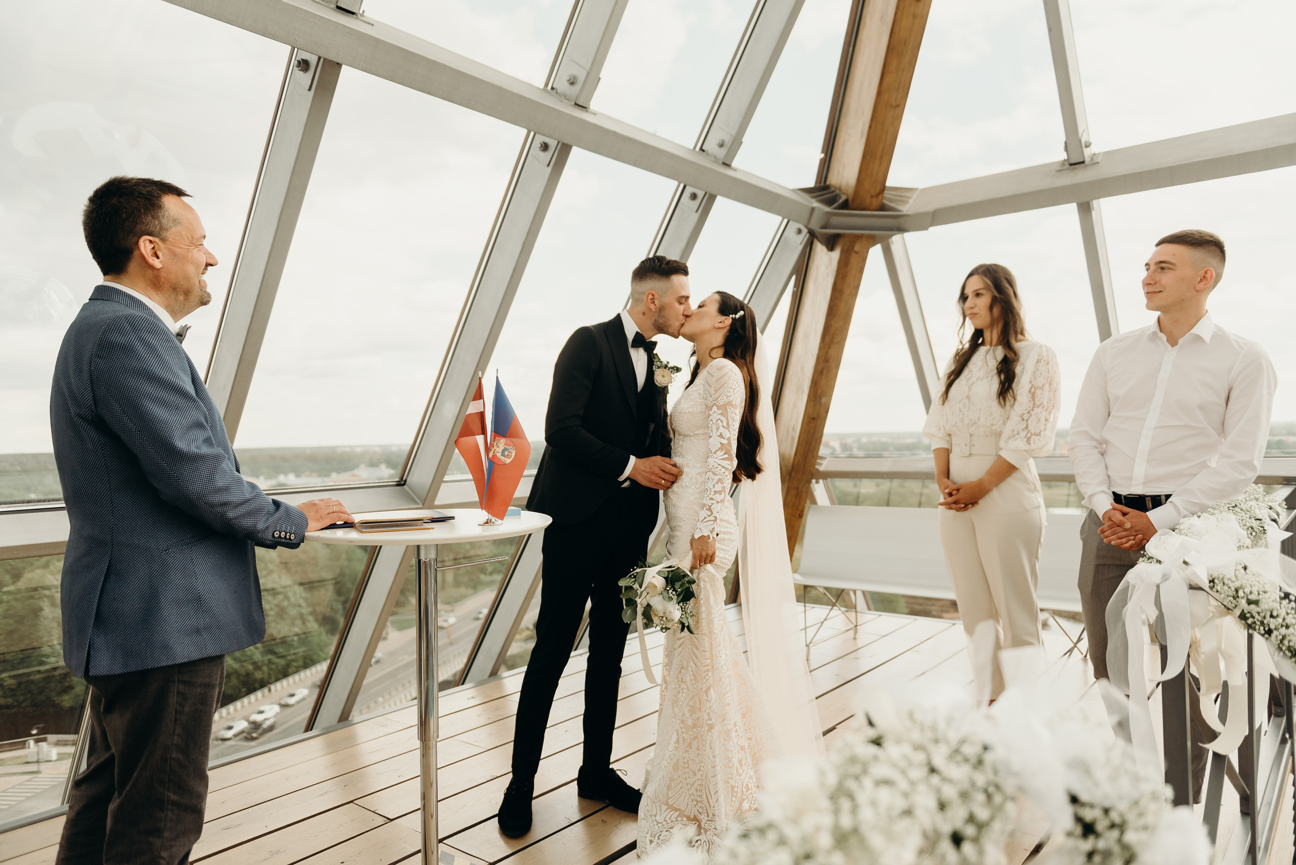 Свадьба в Елгаве в башне Sv. Trīsvienības baznīcas tornis.