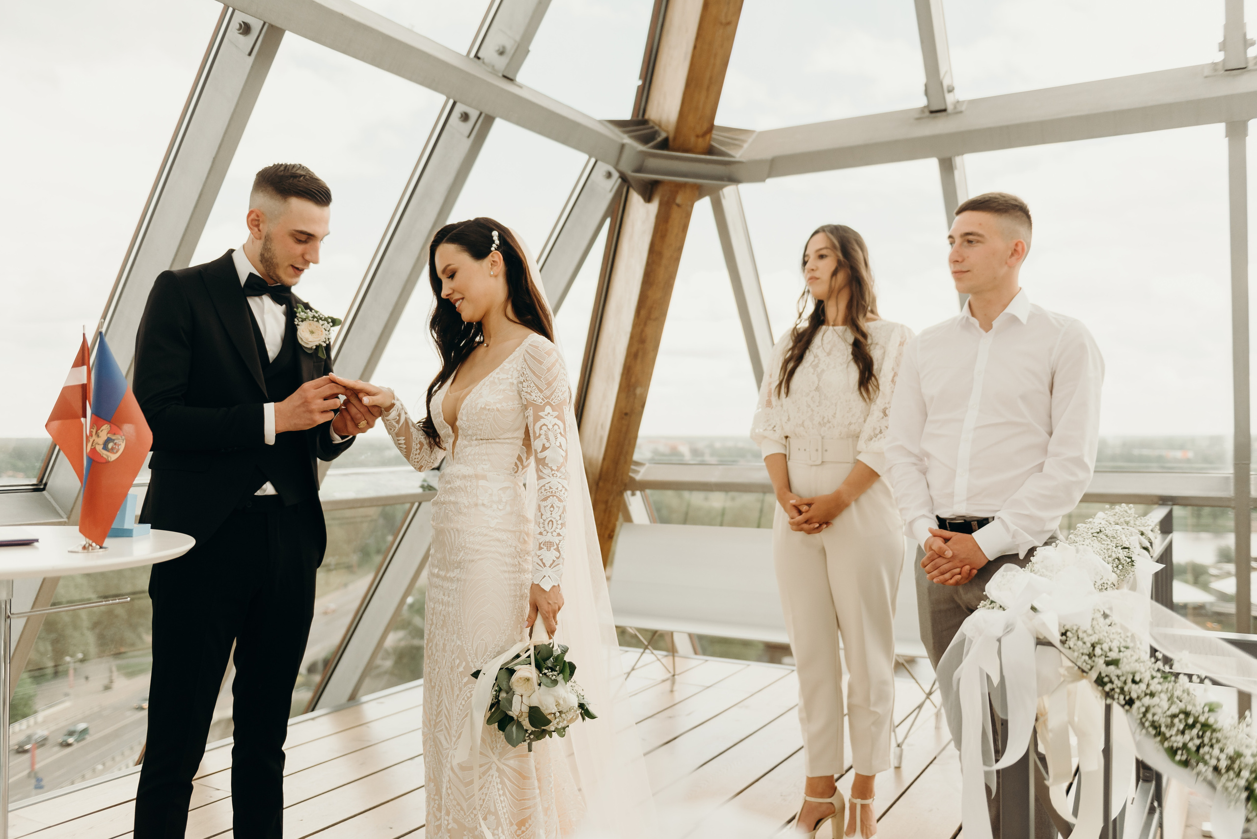 Свадьба в Елгаве в башне Sv. Trīsvienības baznīcas tornis.
