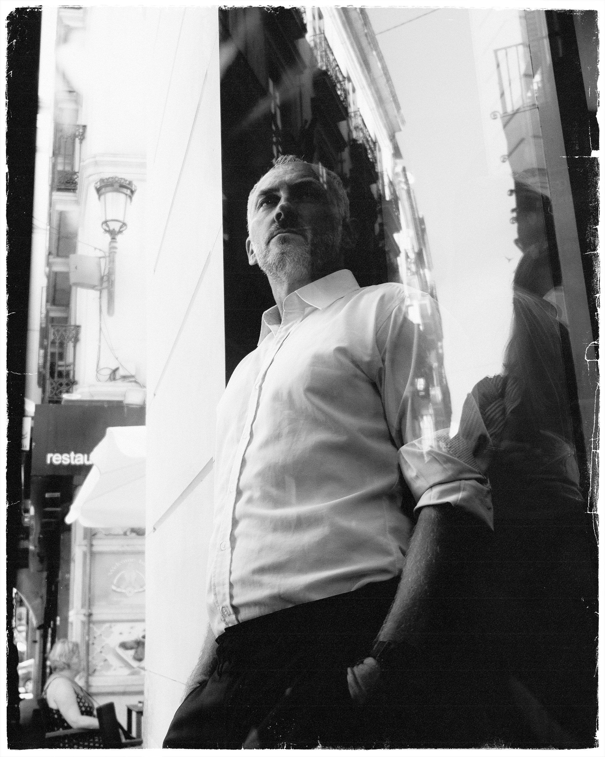 Портретная фотосессия музыканта Robert Skarsbakk в старом городе Аликанте для обложки альбома — Фотограф Андрей Луковников