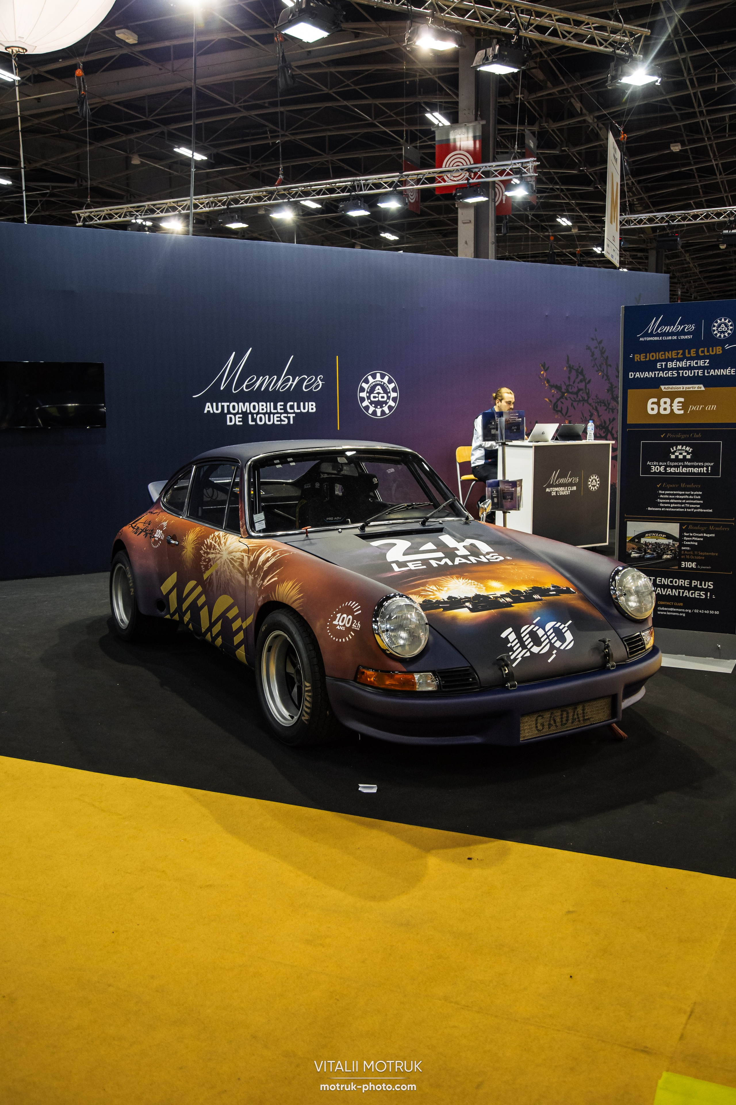 Retromobile 2023. Photographe de voitures à Paris — Vitalii Motruk