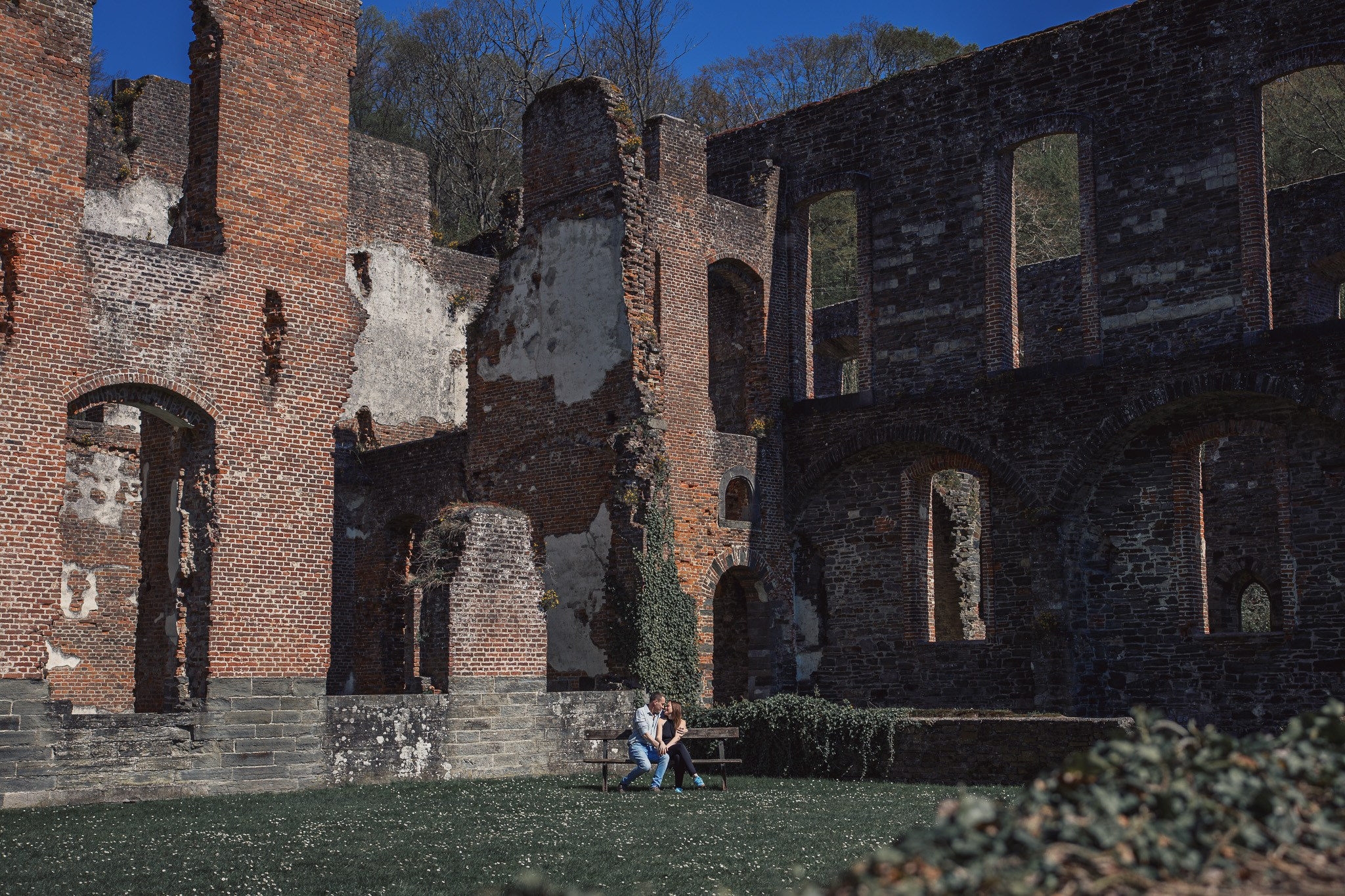 Romantische koppelshoot in historische ruïnes met tijdloze sfeer - Kapture Fotografie