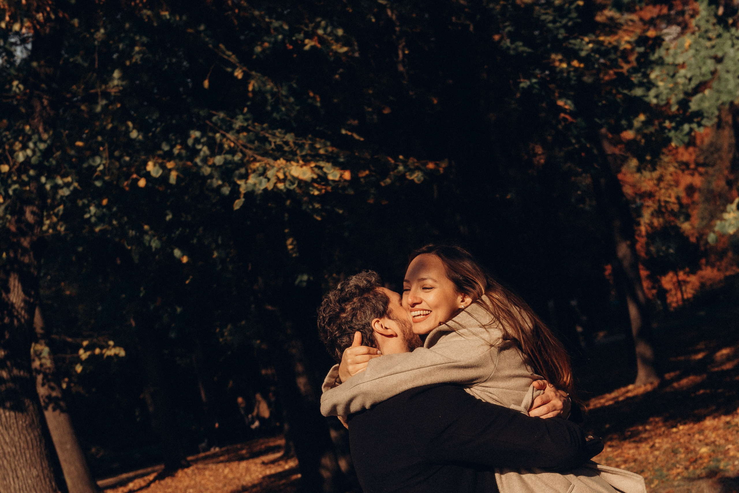 Photoshooting in park in Milan. Hugs. Emotional storytelling photographer in Milan. Engagement photoshoot Milan