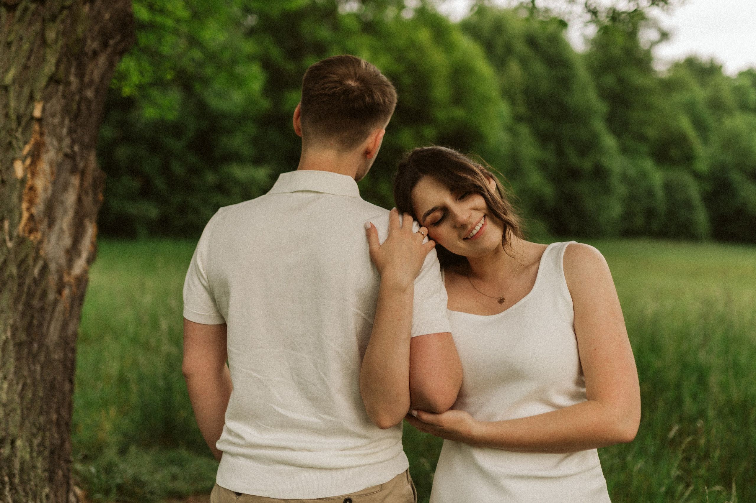 Sesja narzeczeńska w parku Świerklaniec – spokojna chwila blisko natury