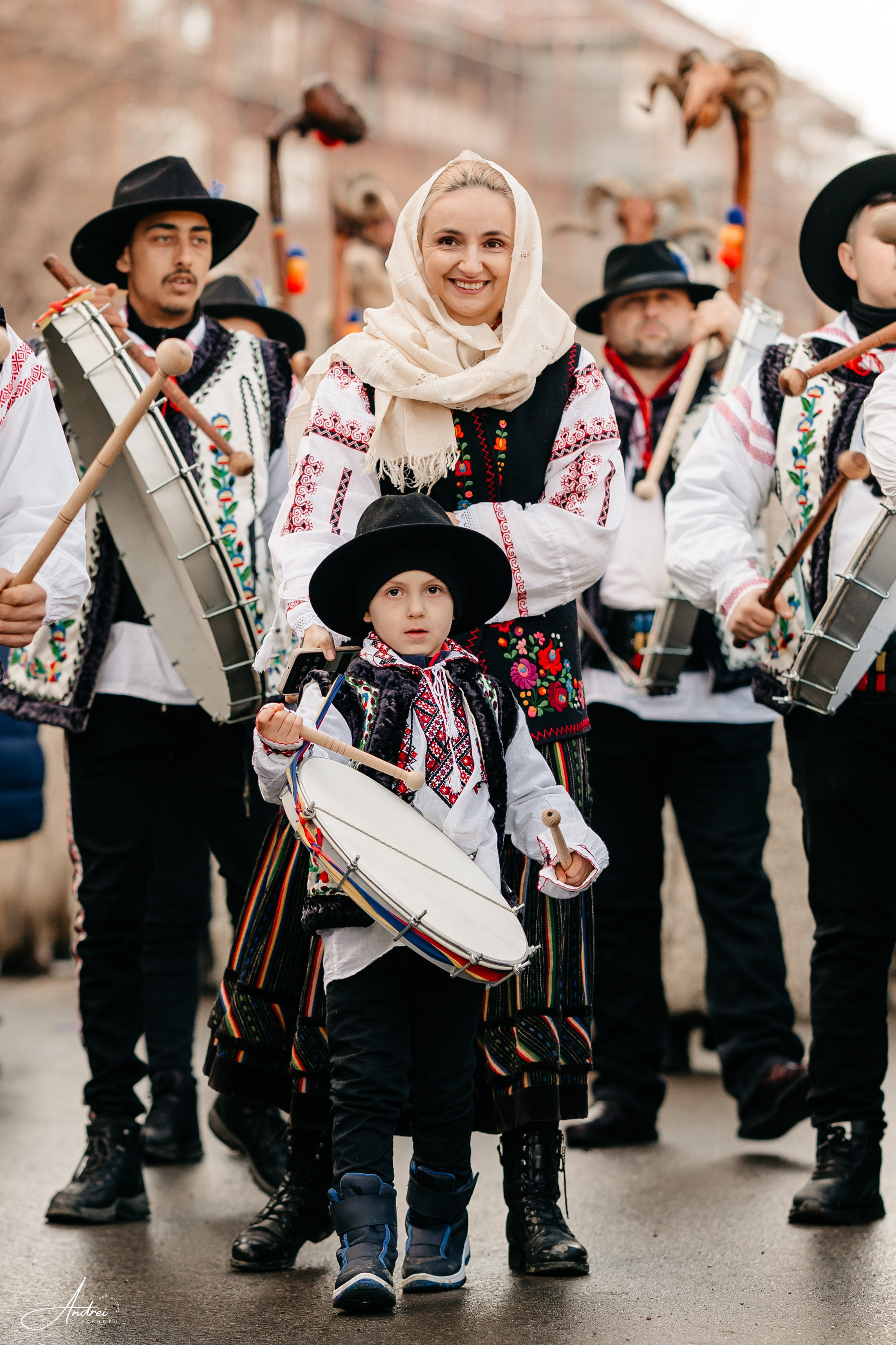 Ediția a XXVII-a a Festivalului de Datini și Obiceiuri Strămoșești Comănești. Raw Studio. Fotograful tau de nunta!