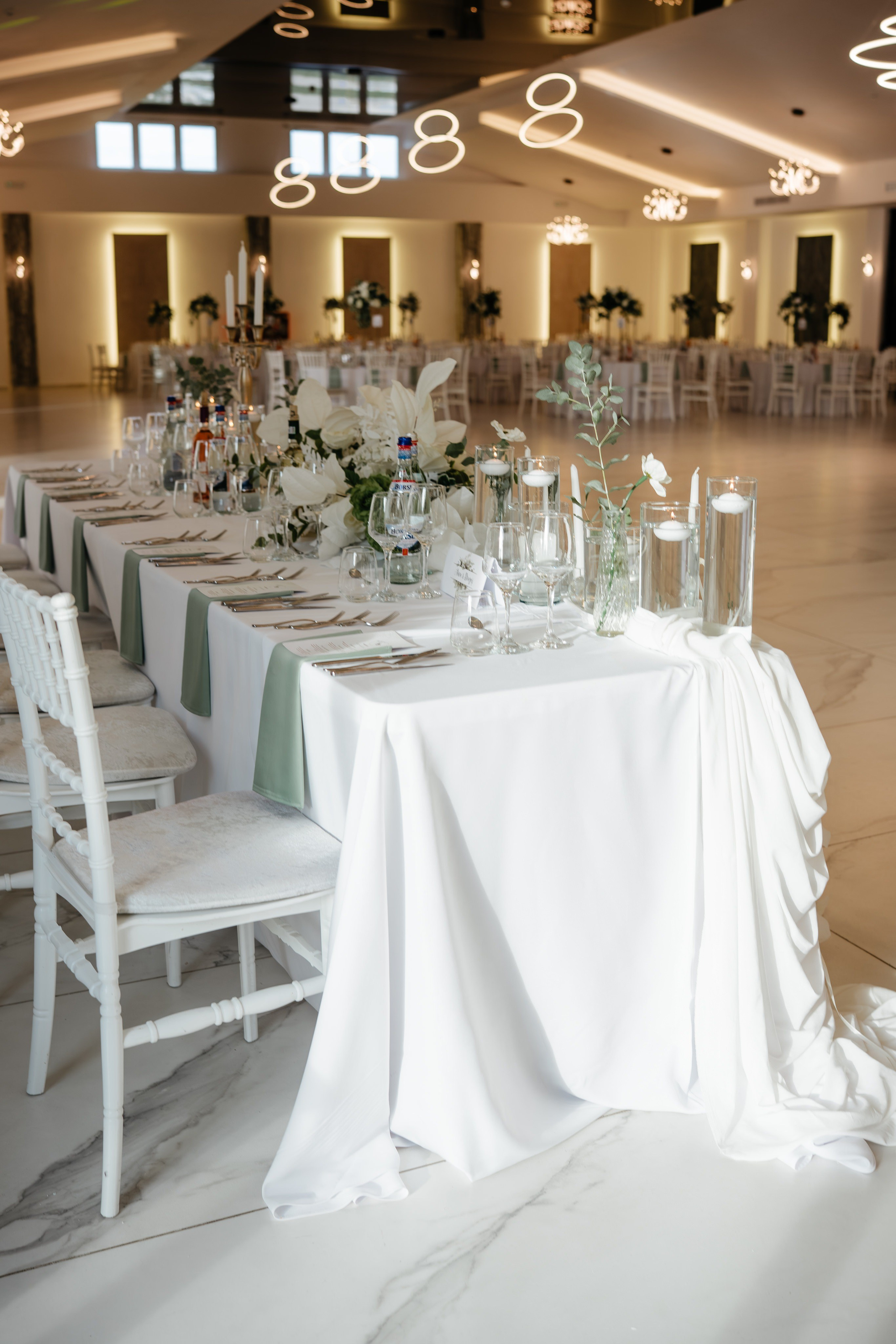 Decorul meselor și aranjamentele florale în sala de evenimente Anne Dărmănești.