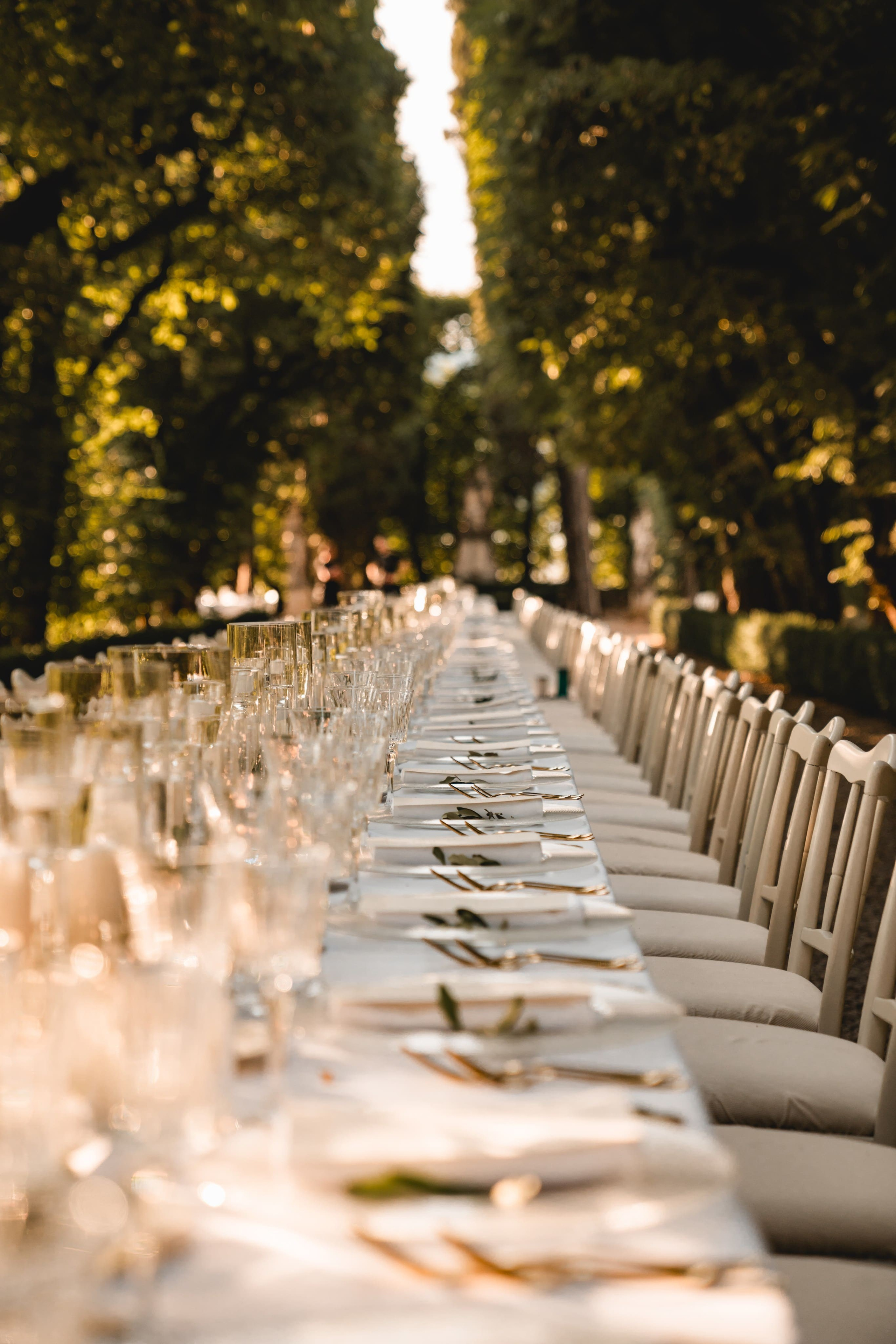 Decoração elegante de jantar de casamento ao ar livre com velas, ambiente romântico de destino