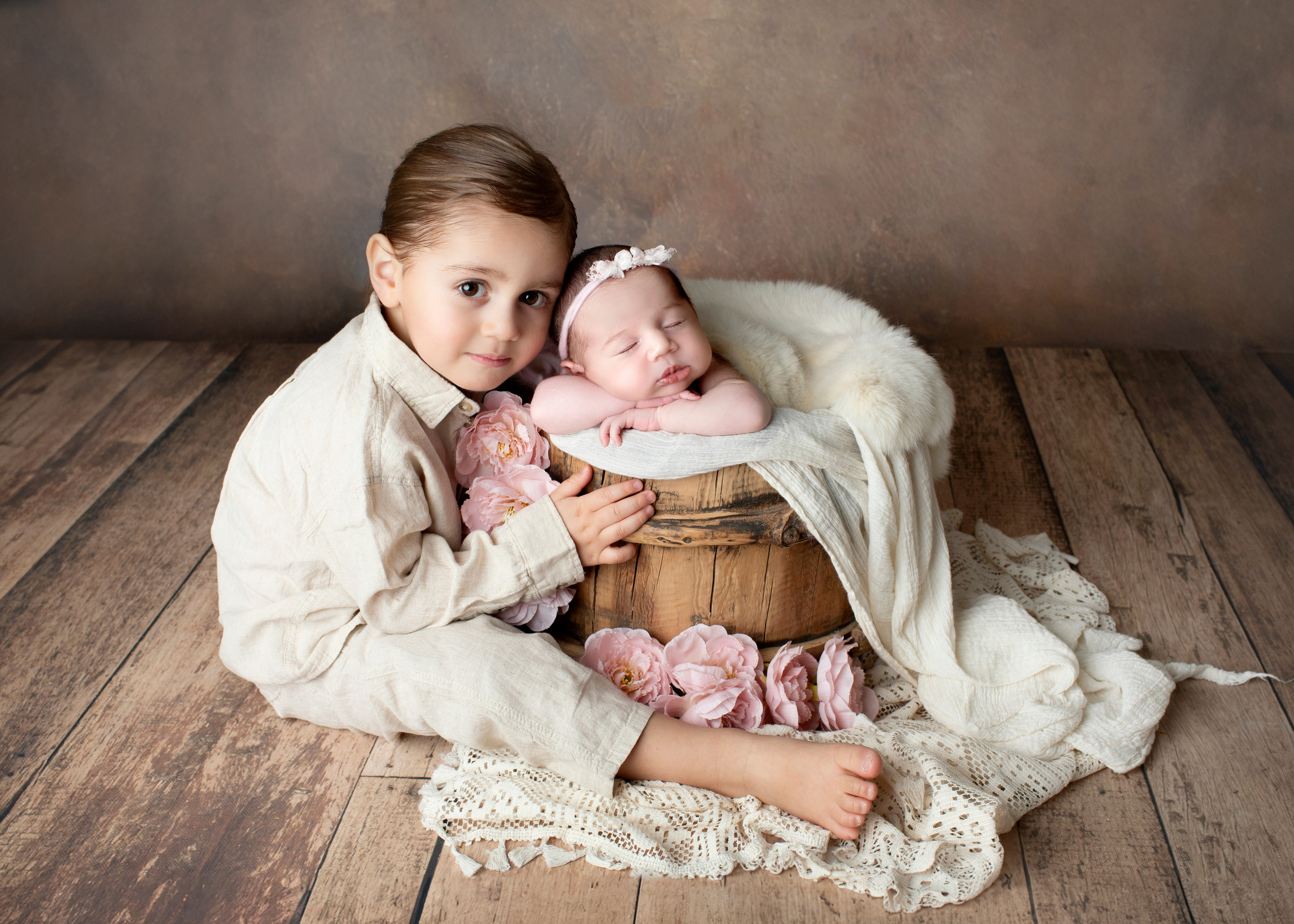 "Söt nyfödd baby som ligger i en mjuk filt med ett lugnt uttryck. Bilden är utmärkt för webbplatser som fokuserar på babyfotografi och nyfödda bilder."