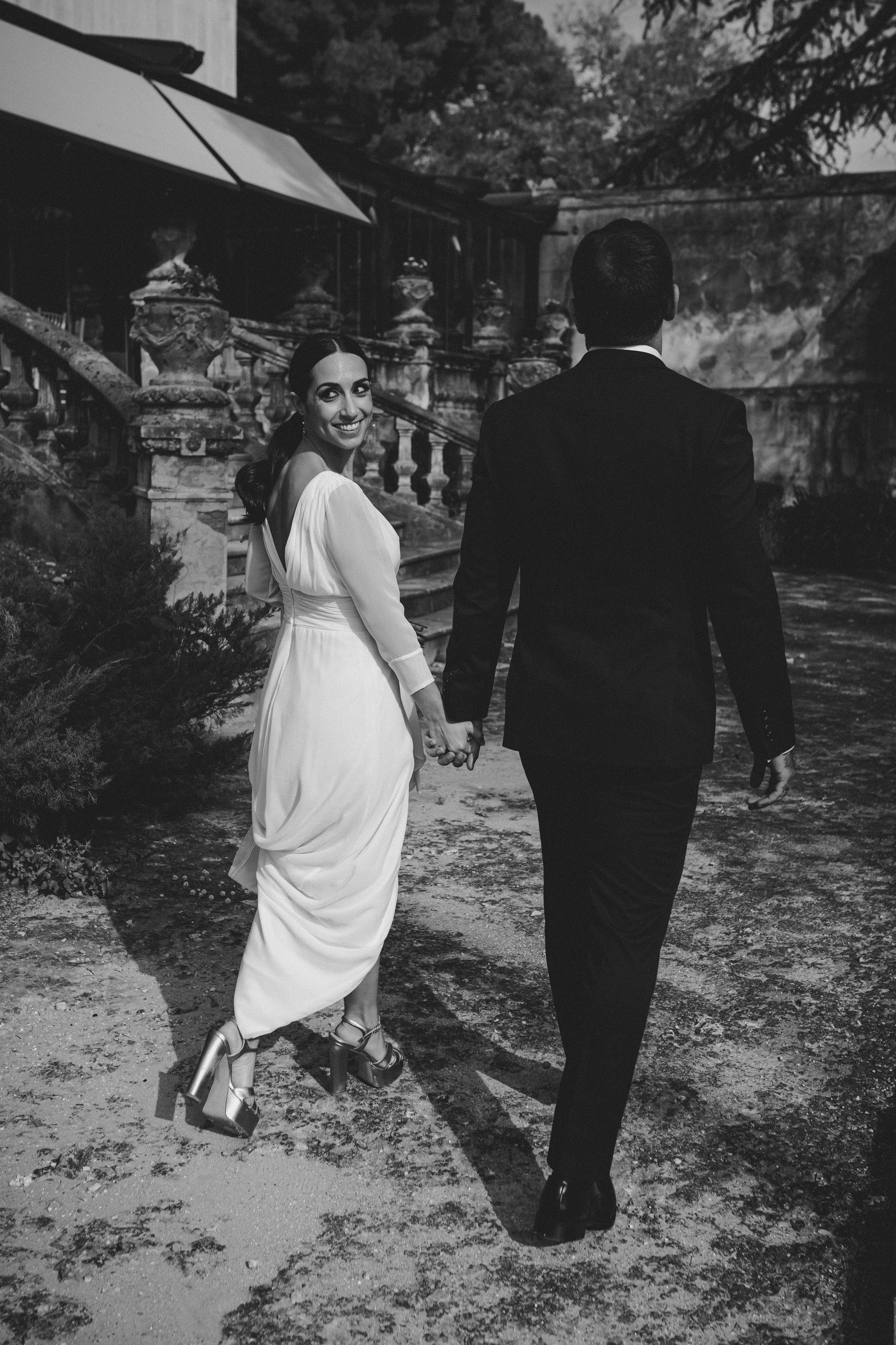 Novia en movimiento con vestido fluido durante la boda