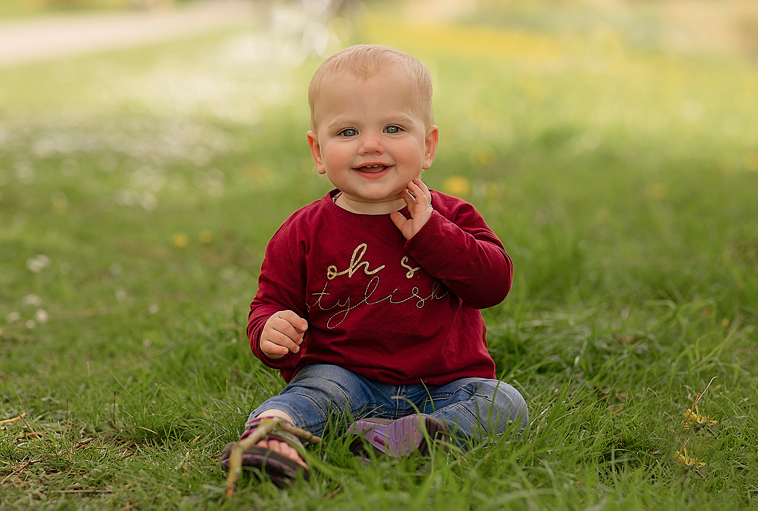 Schattig meisje op het gras