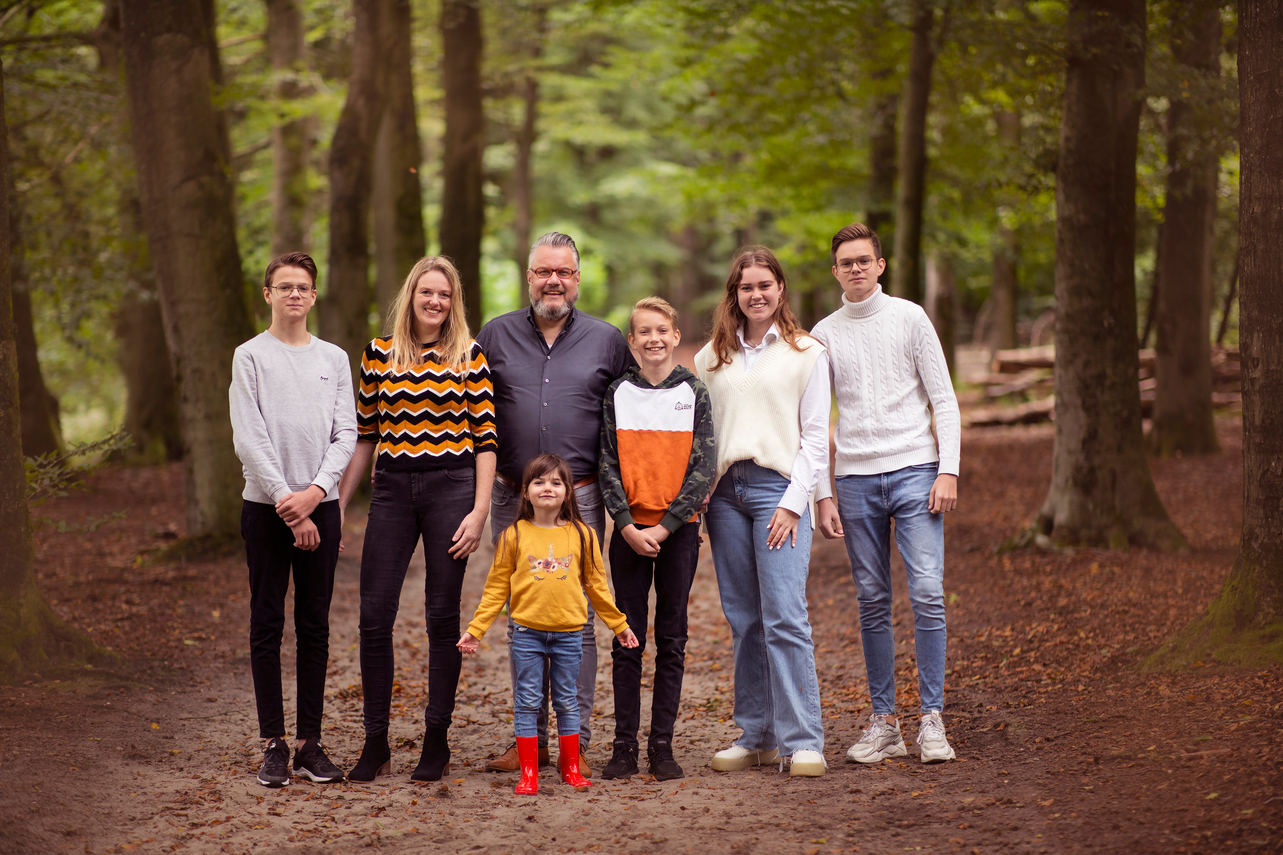 Familiefotoshoot buiten. Hattem, Overijssel. Fotograaf Irina Hoek.