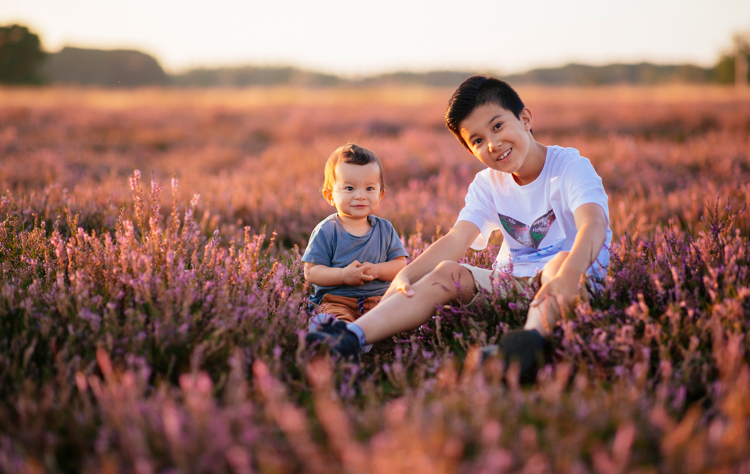 Energieke kinderen voor de camera.