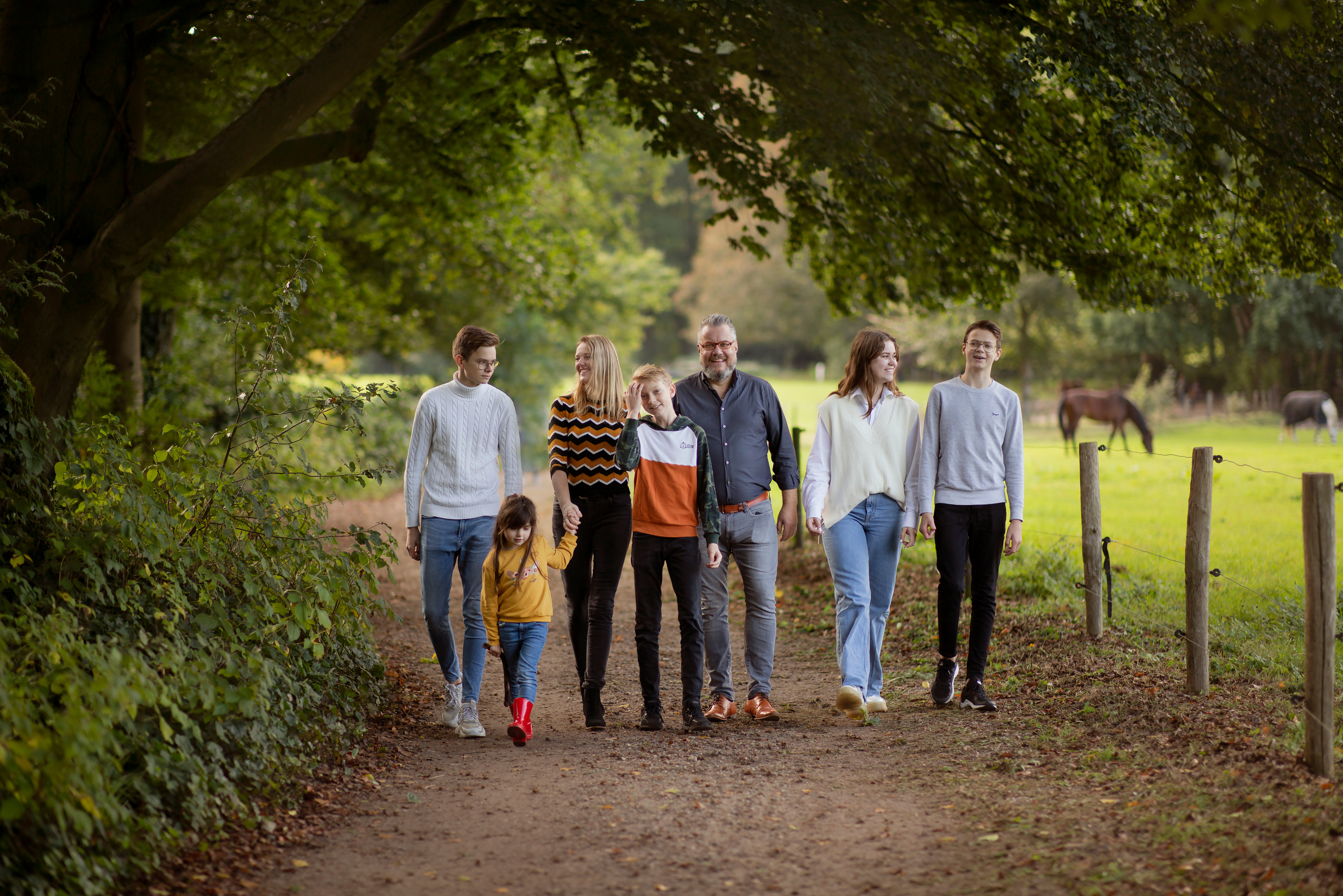 Familiefotoshoot buiten. Hattem, Overijssel. Fotograaf Irina Hoek.