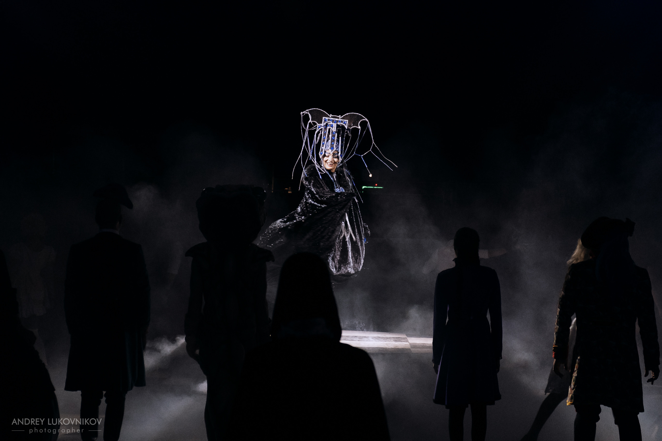 Sesión de fotos entre bastidores en El Circo Encantado: la vida de los artistas tras bambalinas