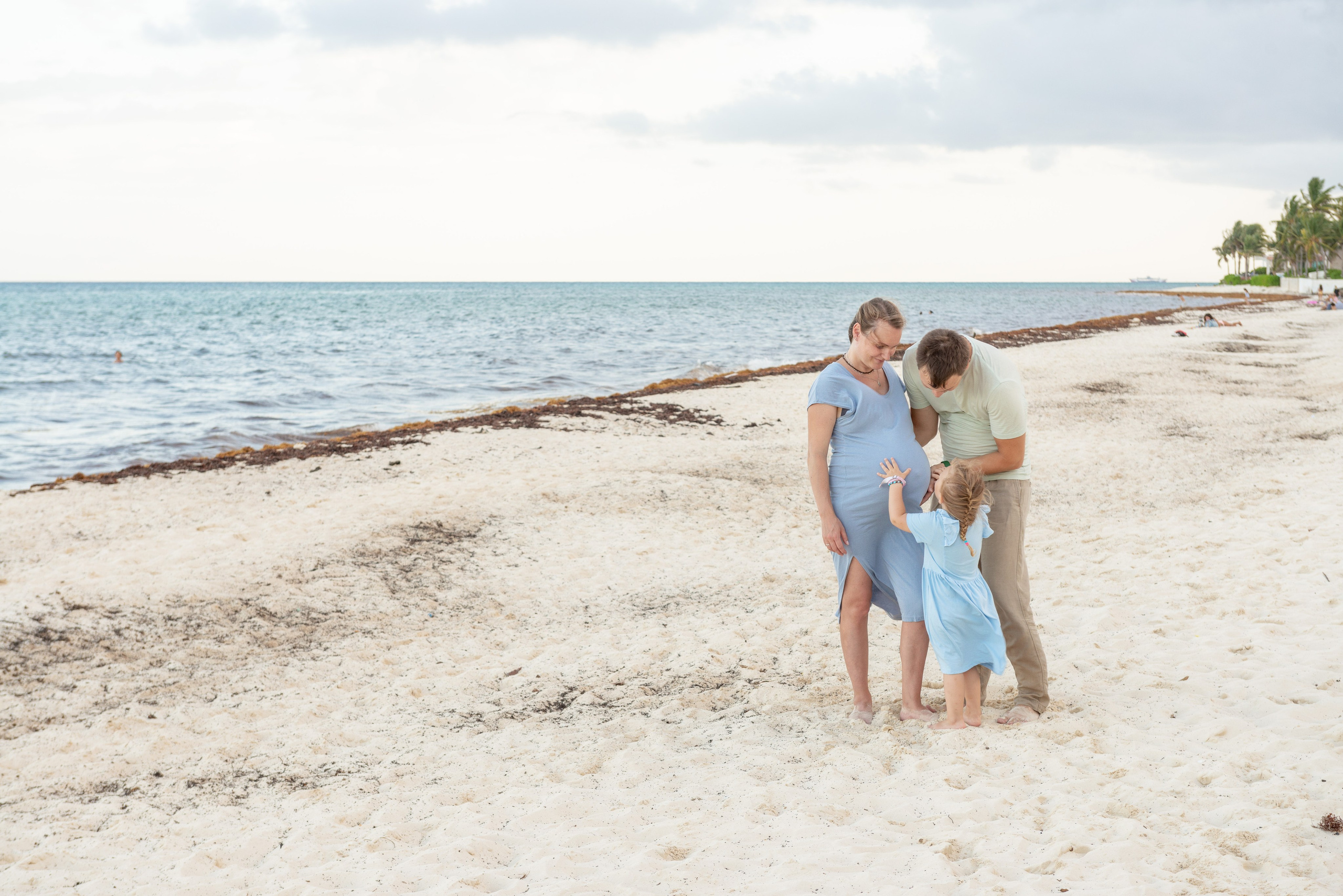 Sesión de Fotos Familiar de Embarazo: La Espera de un Nuevo Milagro. FOTÓGRAFO MÉXICO QUINTANA ROO