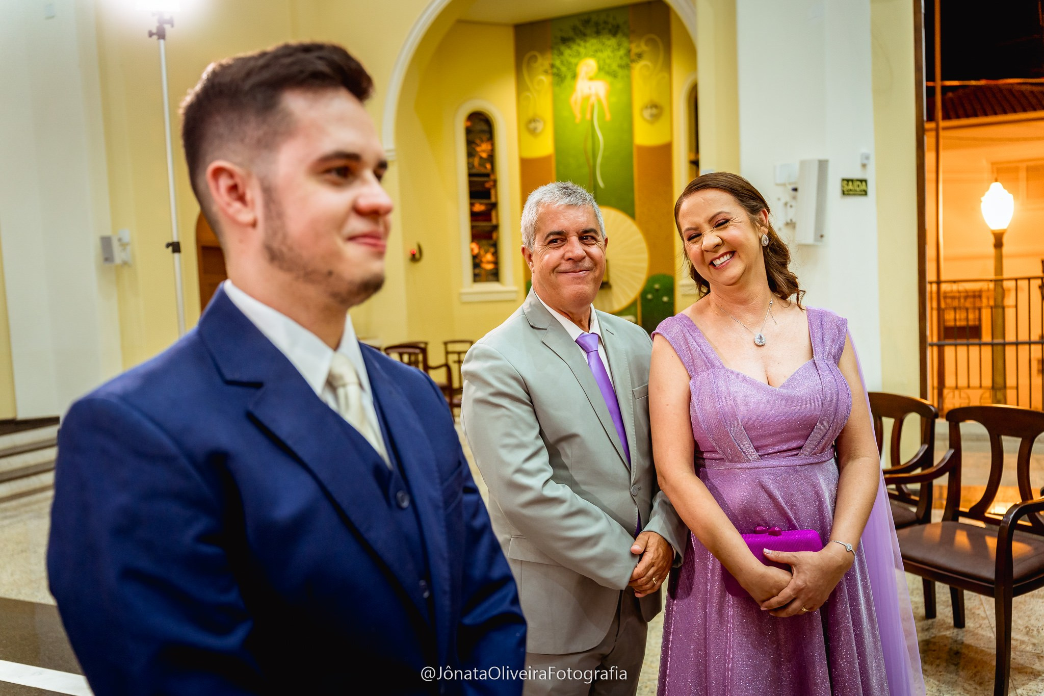 pais olhando o noivo