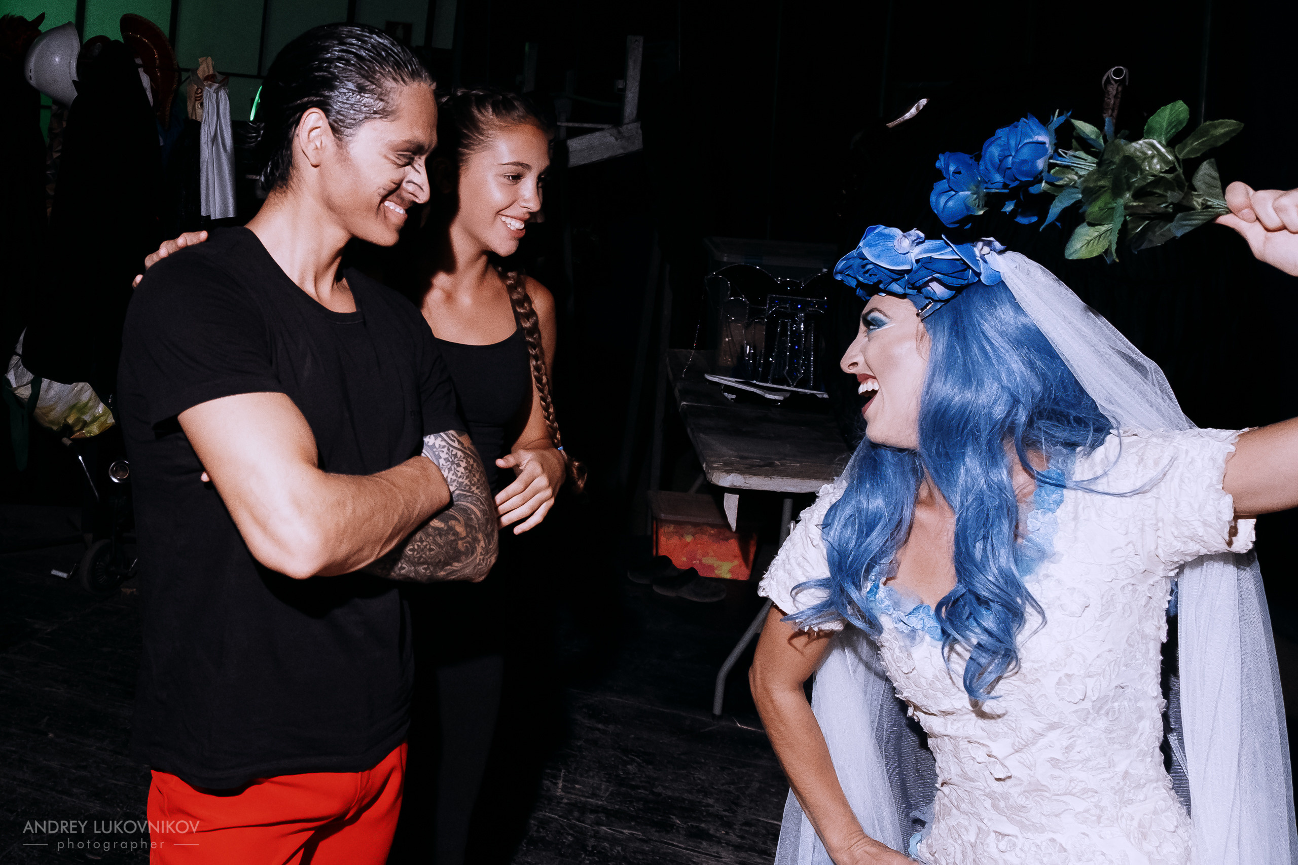 Sesión de fotos entre bastidores en El Circo Encantado: la vida de los artistas tras bambalinas