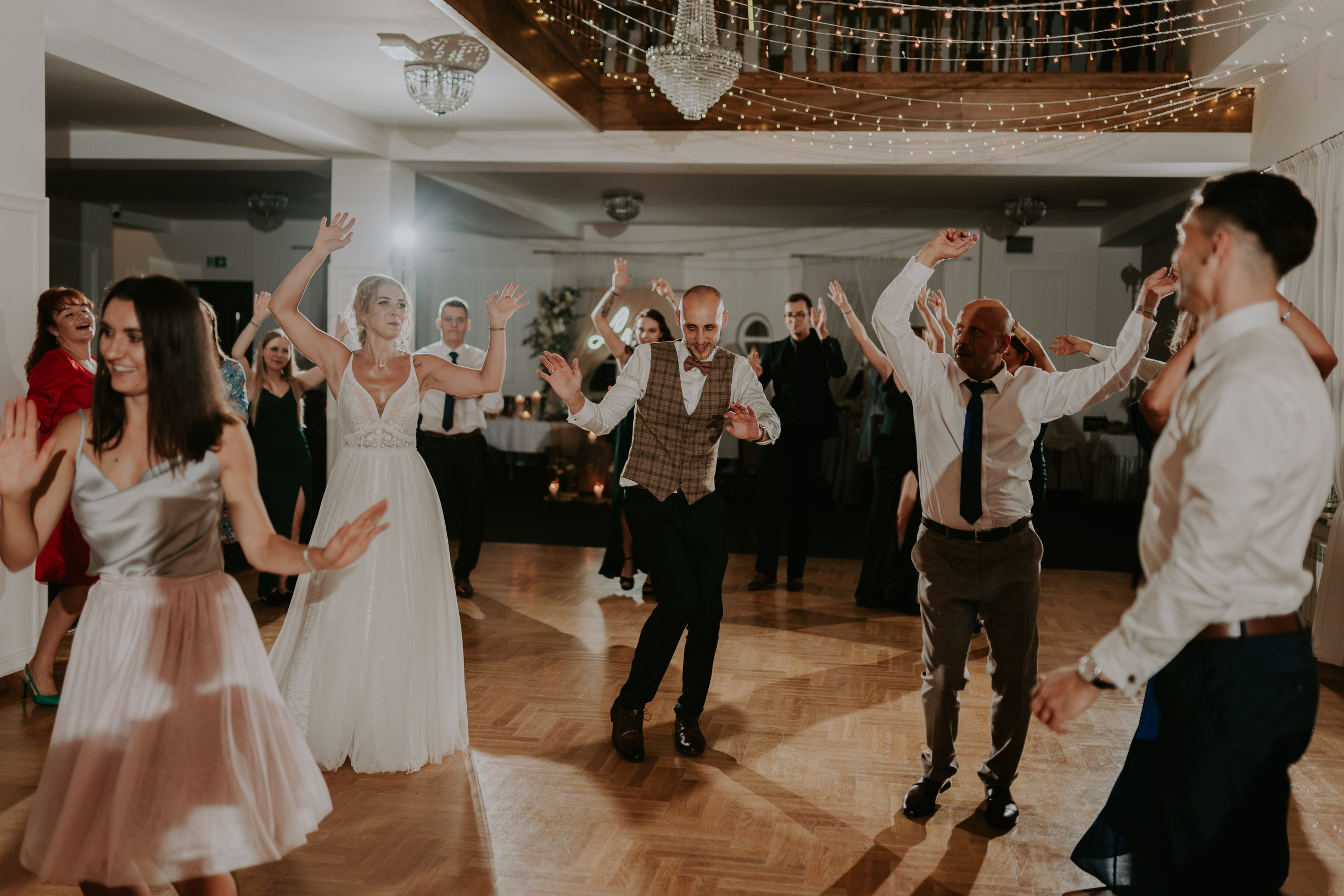 Dwór Wierzbno: plenerowy ślub pod wierzbą. Karkowskafoto - fotografia miłości