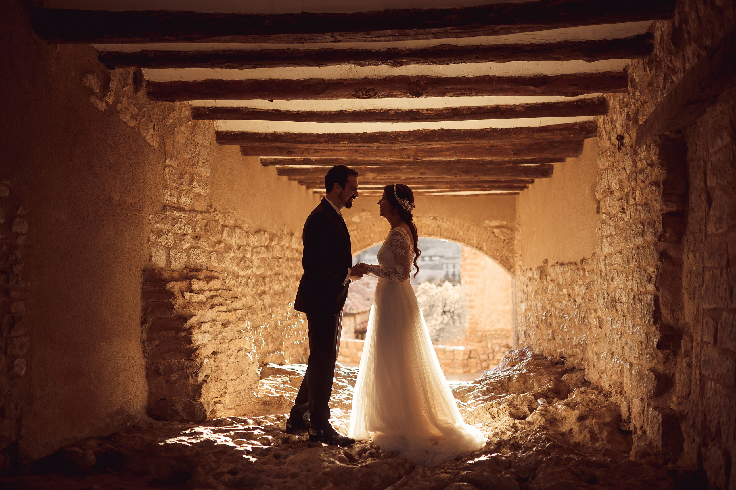 Postboda en una calle con un arco en el pueblo de Alquezar