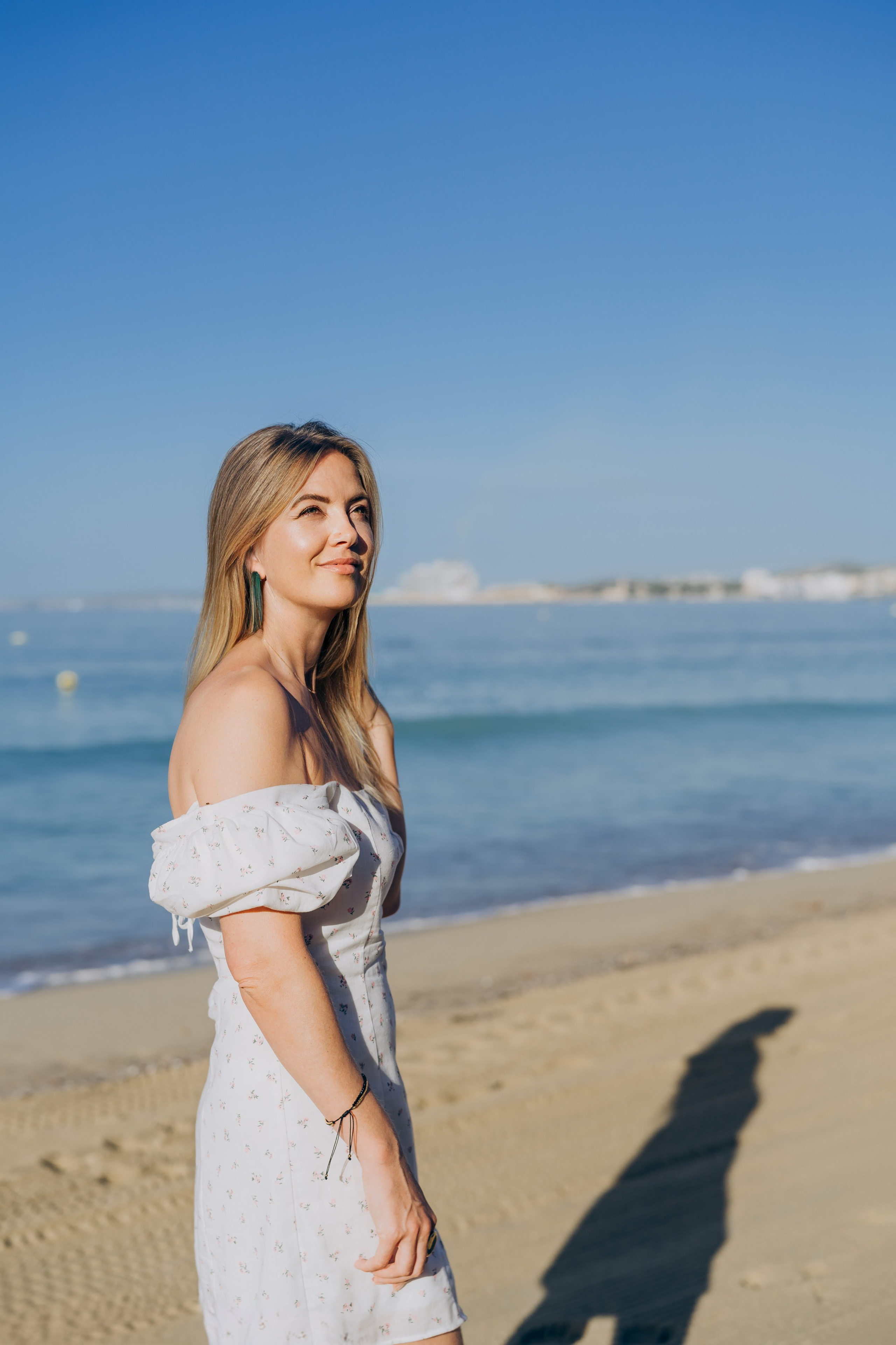 Jul on the beach in the morning. Фотограф у Пальма де Майорка