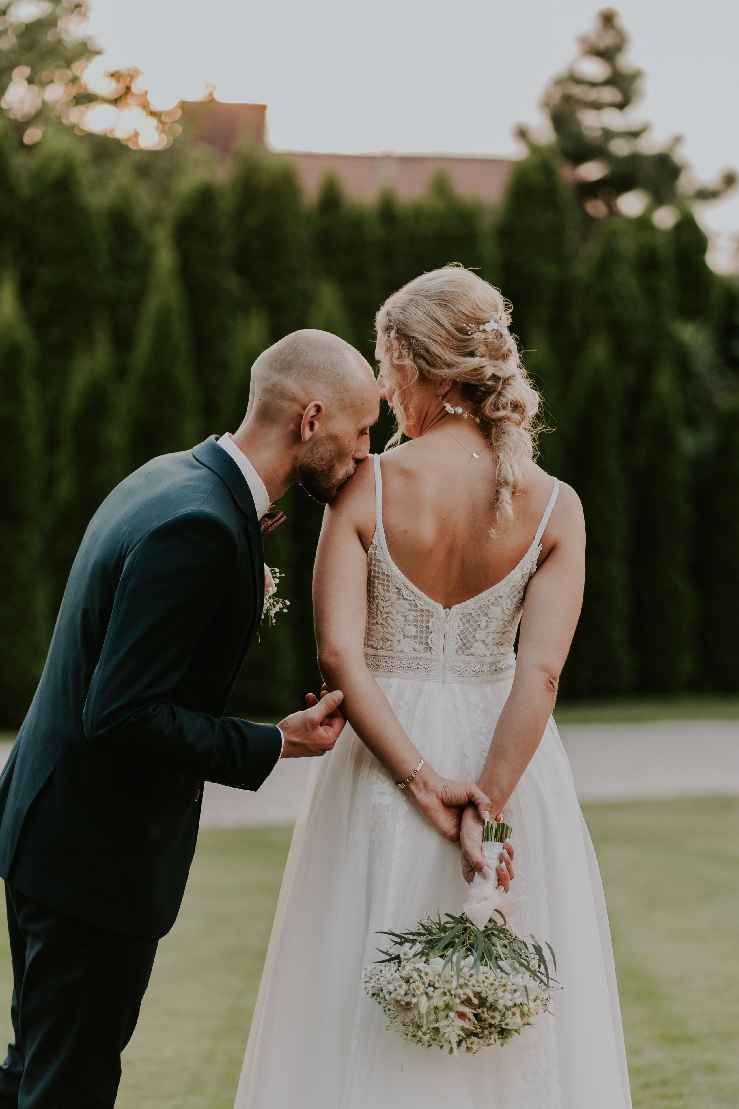 Dwór Wierzbno: plenerowy ślub pod wierzbą. Karkowskafoto - fotografia miłości